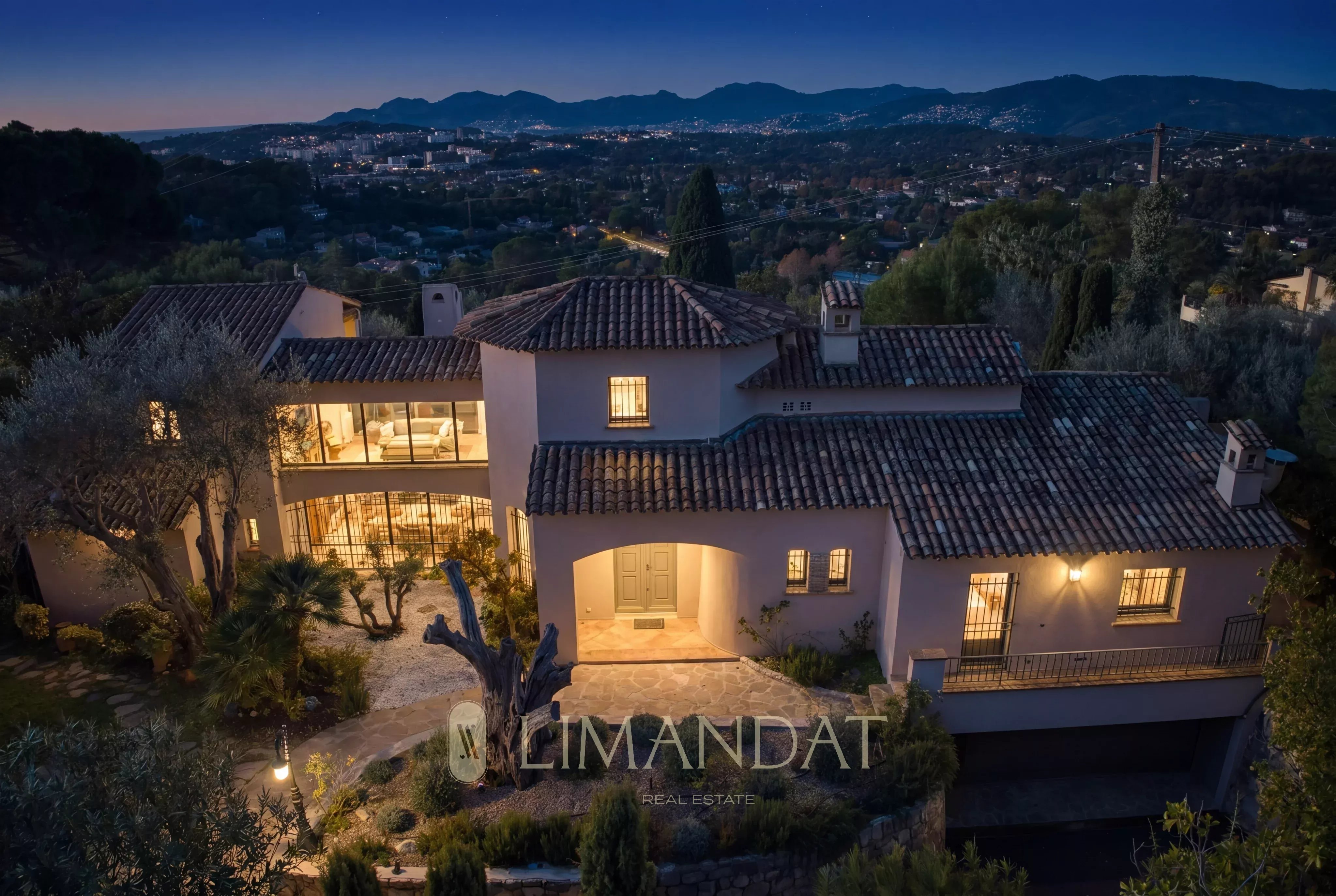 Mougins - Villa 560 m² - 6 suites - Swimming pool - Land 2200 M²
