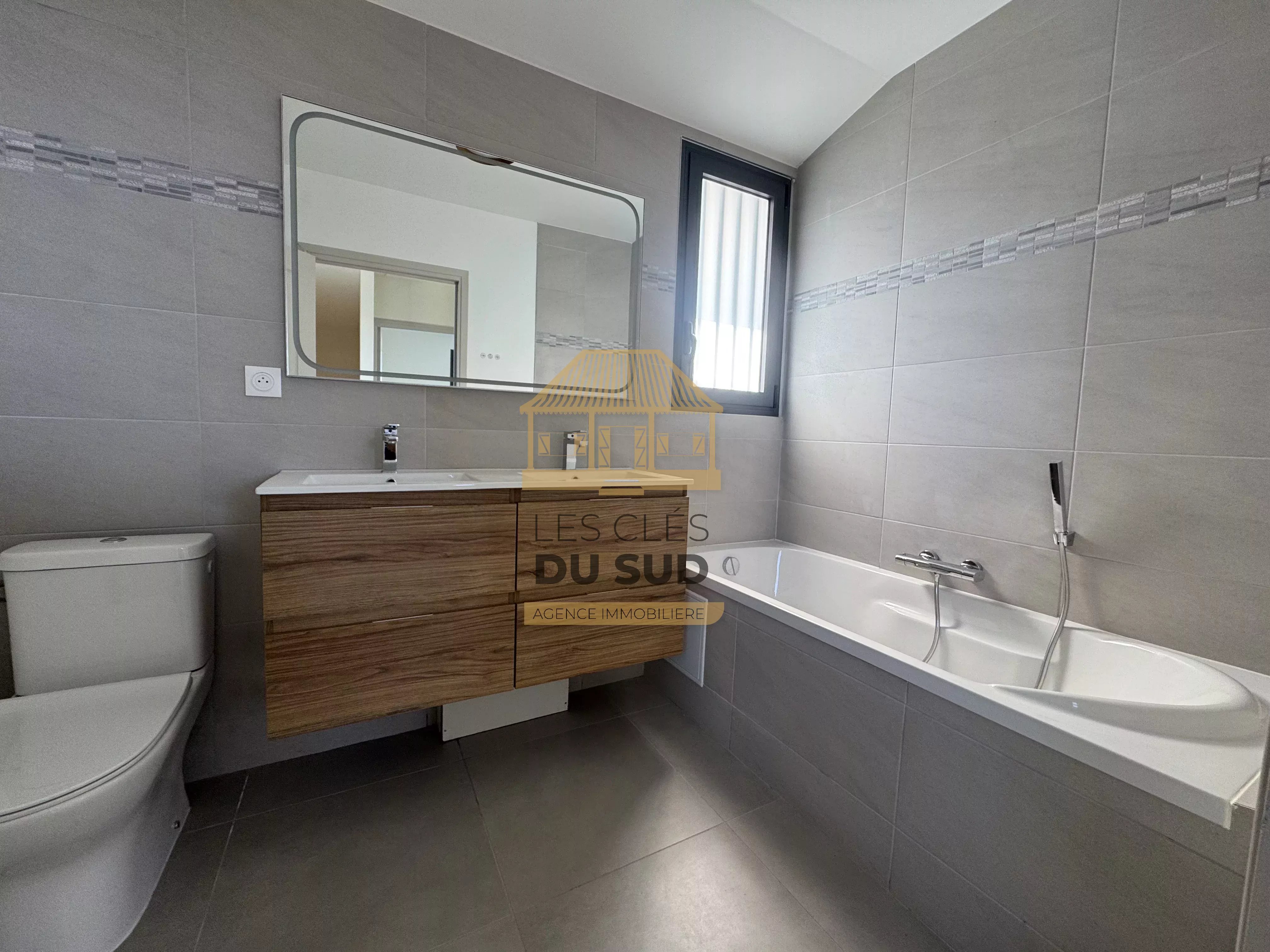 PETITE-ÎLE – MAISON NEUVE 2025 AVEC VUE MER – 3 CHAMBRES ET TERRASSE