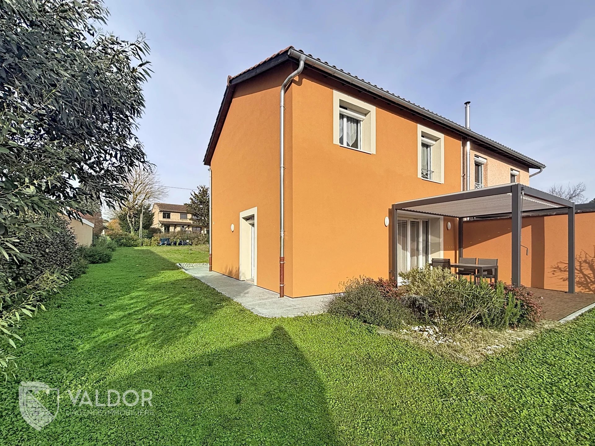 Maison avec 3 chambres et un garage.