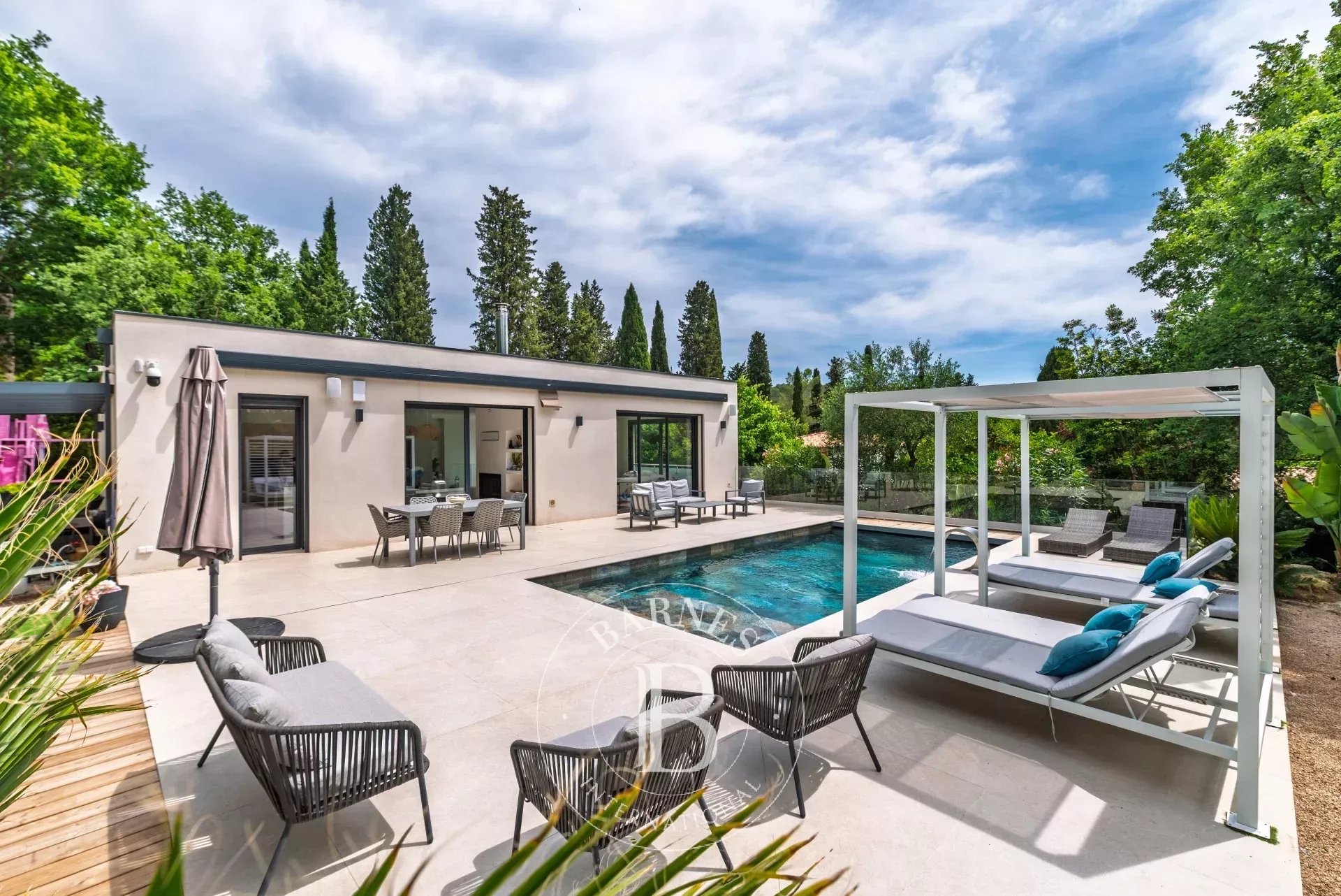 Stunning Contemporary Home – 5 Bedrooms – Smart Home – Pool – Independent Studio - picture 4