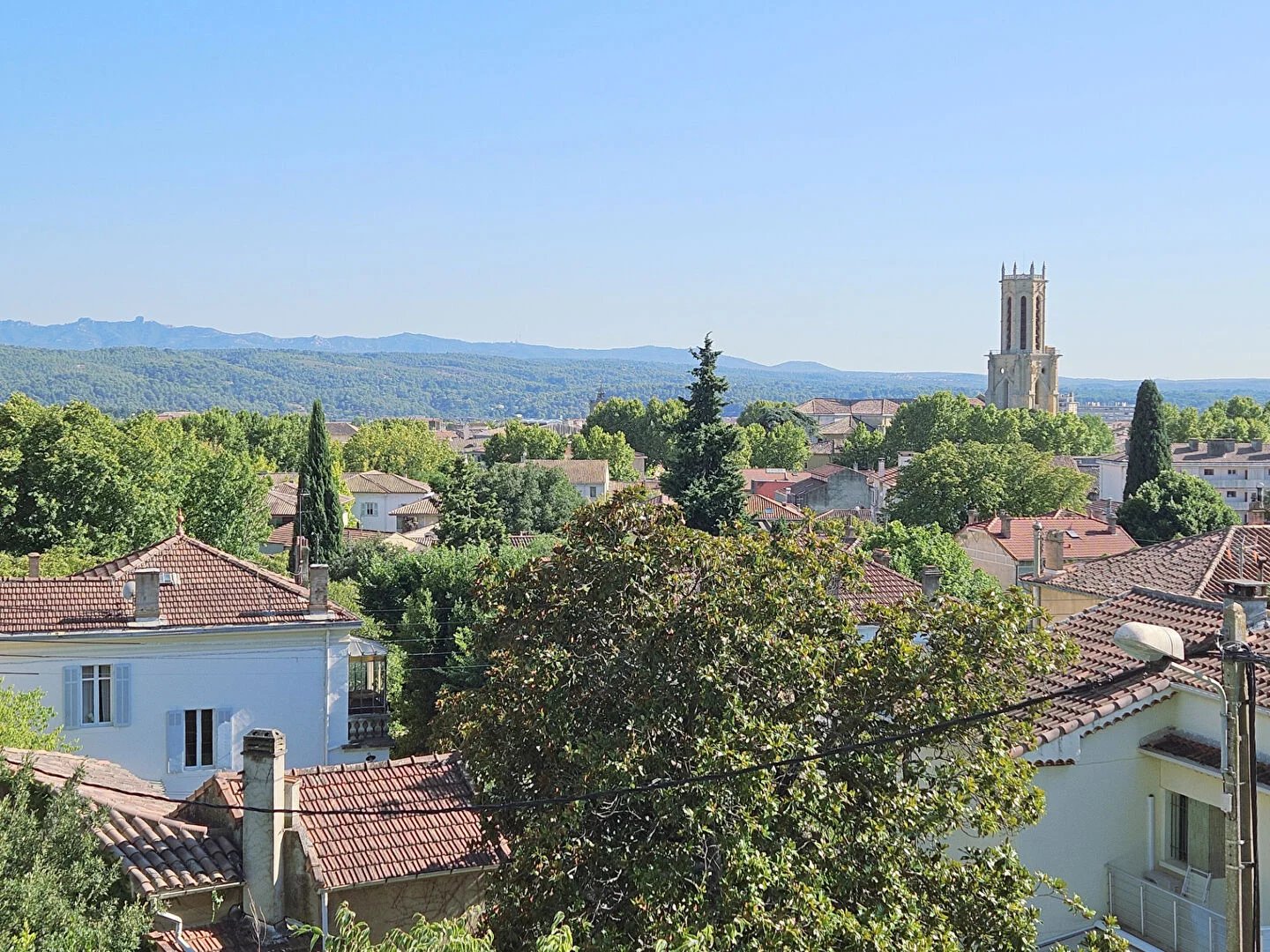 AIX-EN-PCE - LA VIOLETTE - T4 avec vue imprenable sur la ville!