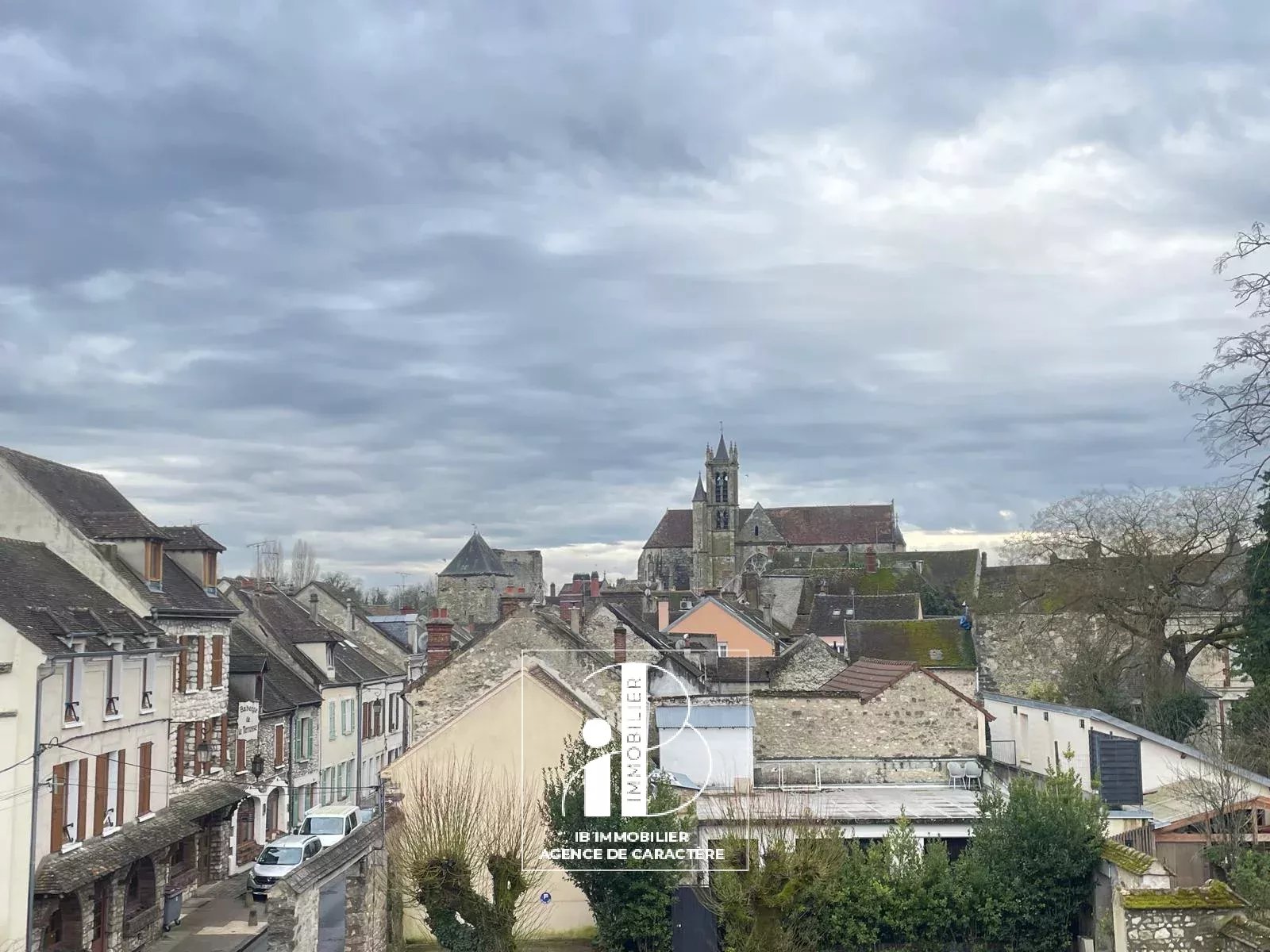MORET-SUR-LOING - NEAR TOWN CENTER - 3-ROOM DUPLEX OF 80 m² WITH PARKING SPACES