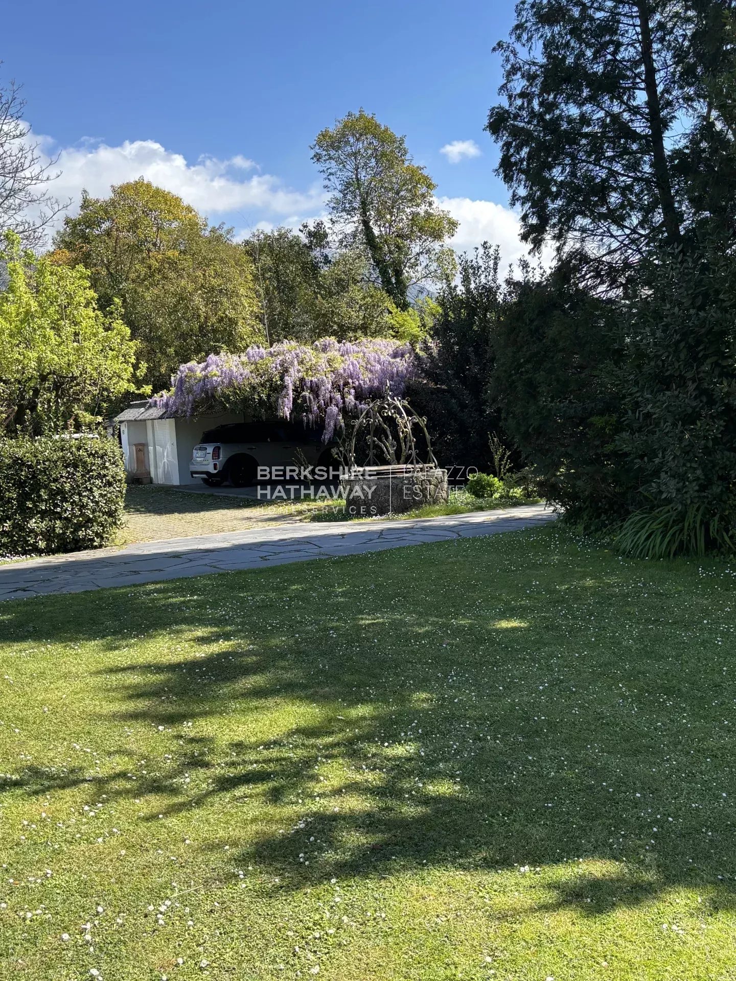 Magnificent detached villa with a large garden, minutes from the sea and Pietrasanta