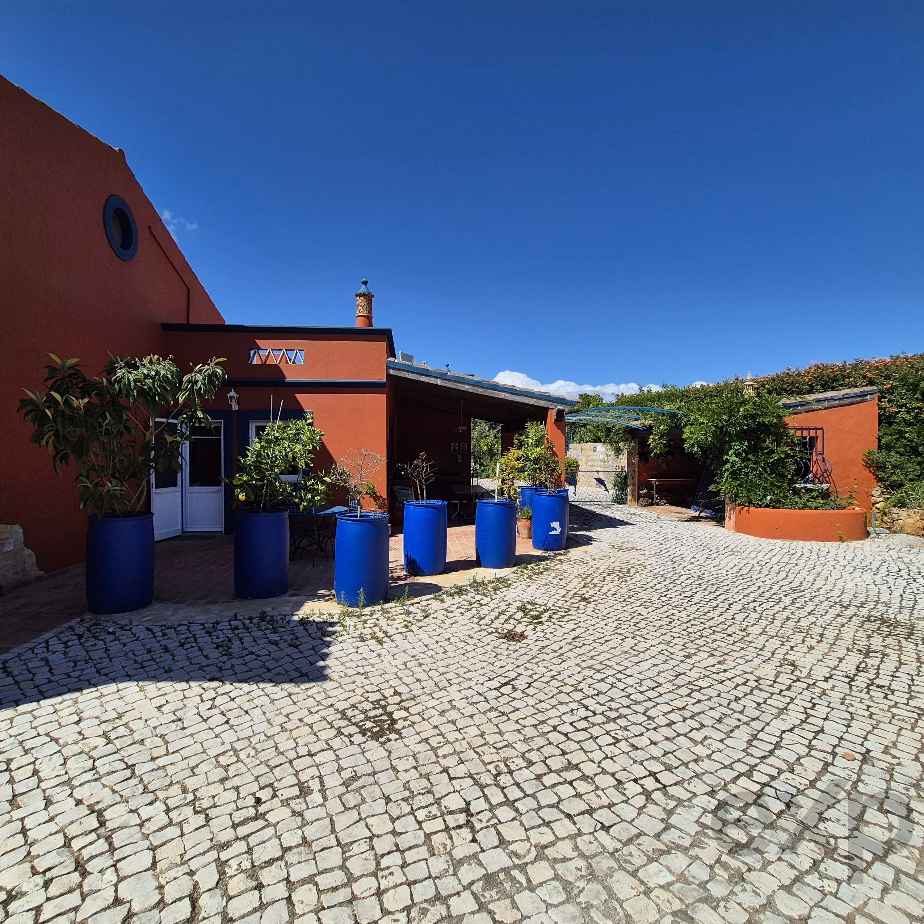Country house with swimming pool 87034529 image 3