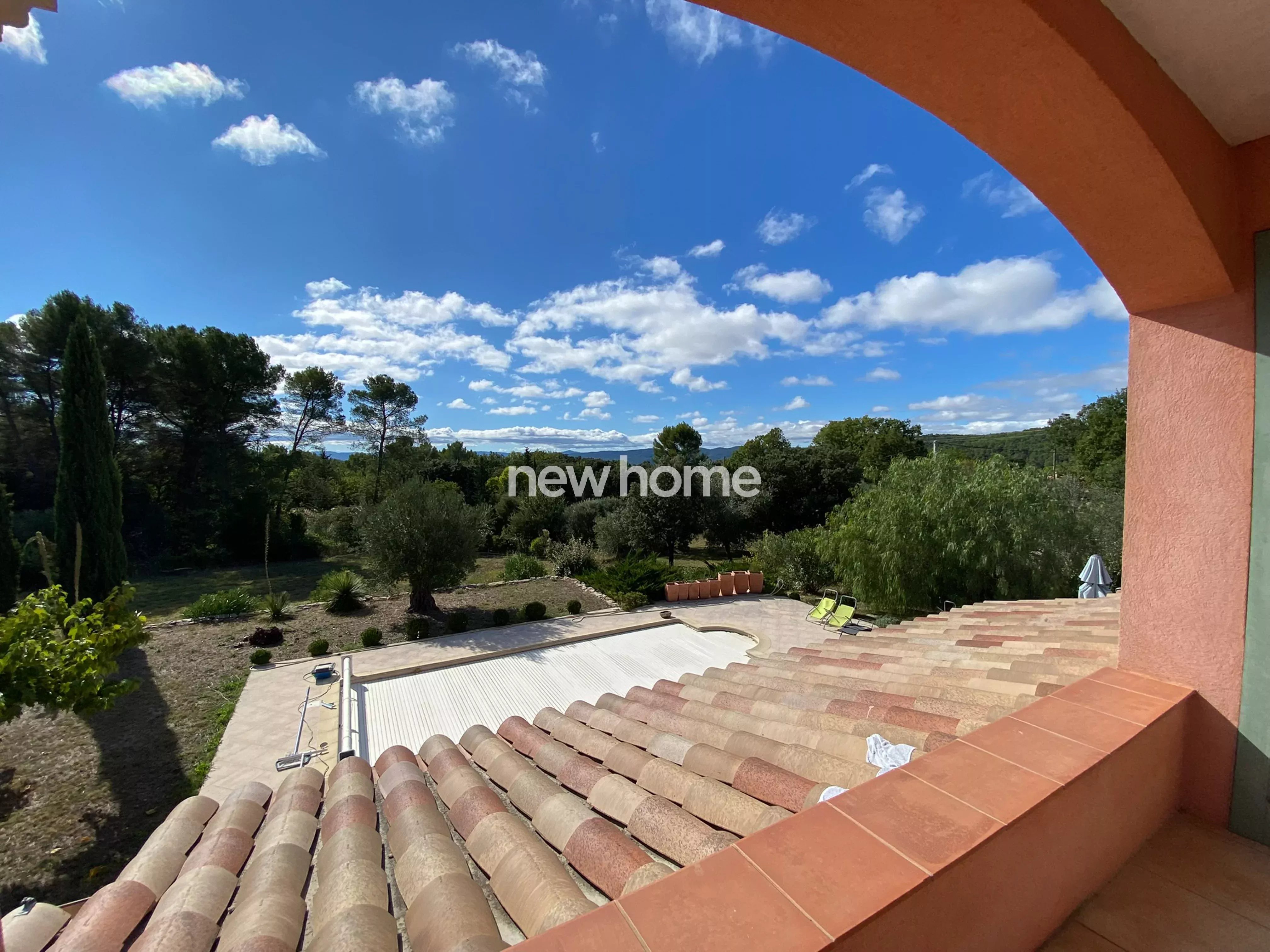 Proche de Lorgues, une villa provençale et lumineuse avec piscine et vue dégagée.