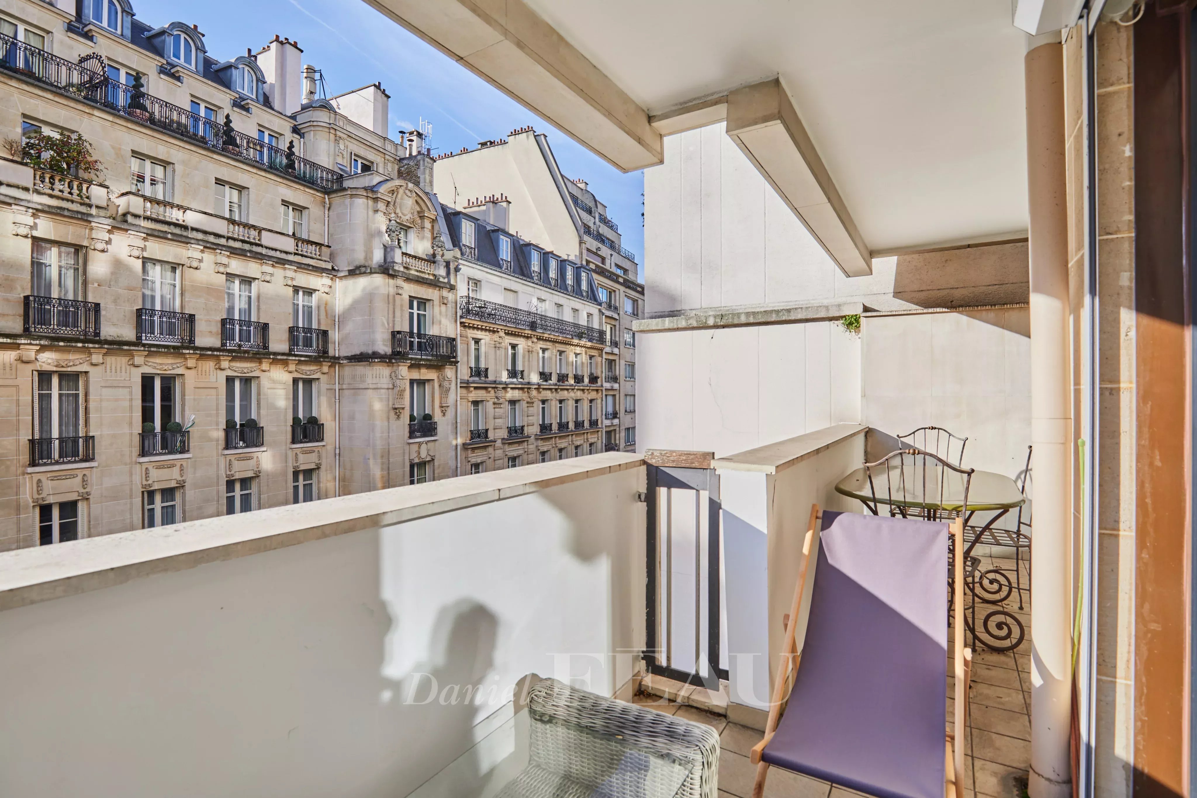 Balcon avec table pour déjeuner 