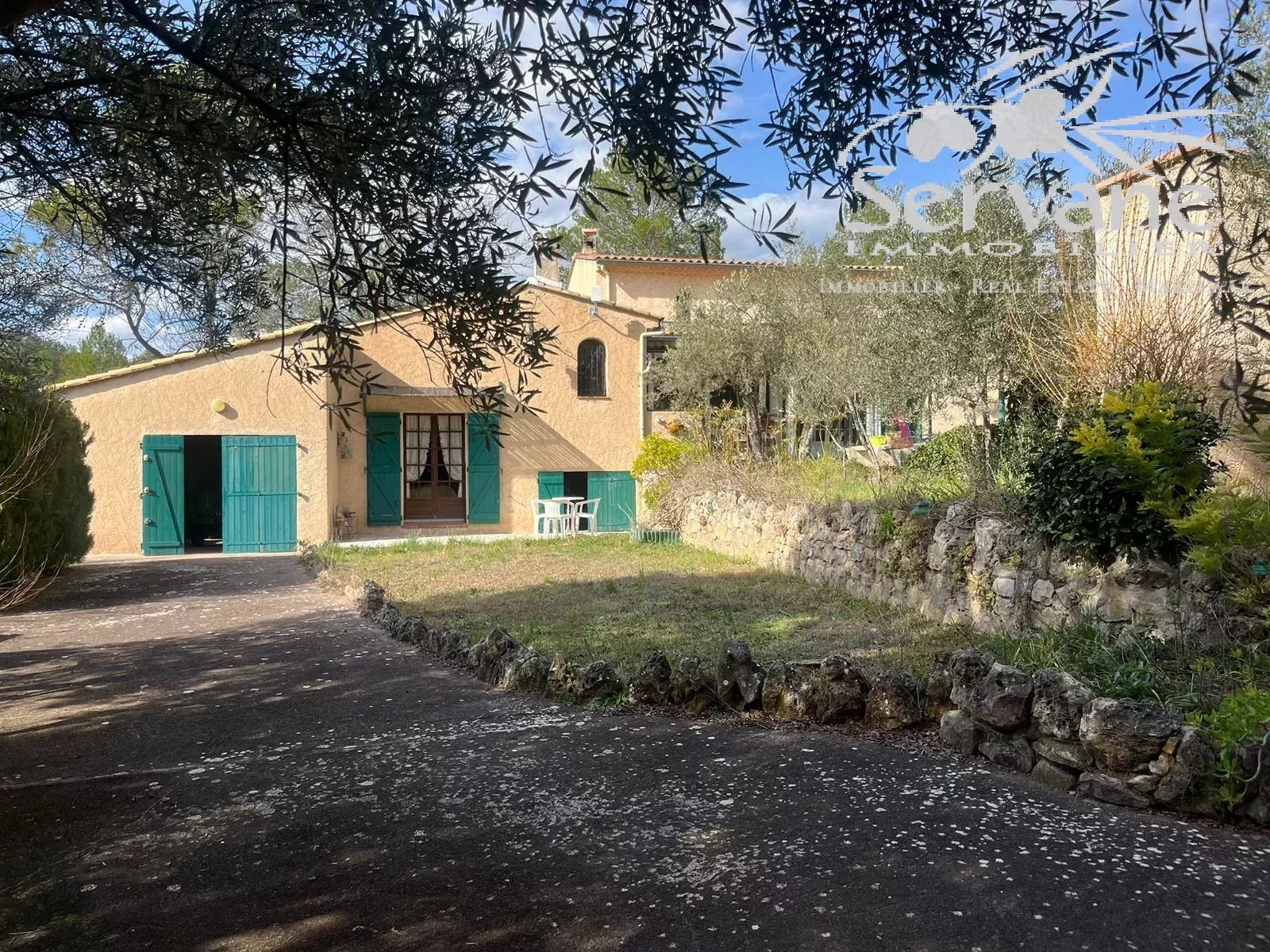 LORGUES T6 VILLA WITH POOL SETS ON 6400 M²