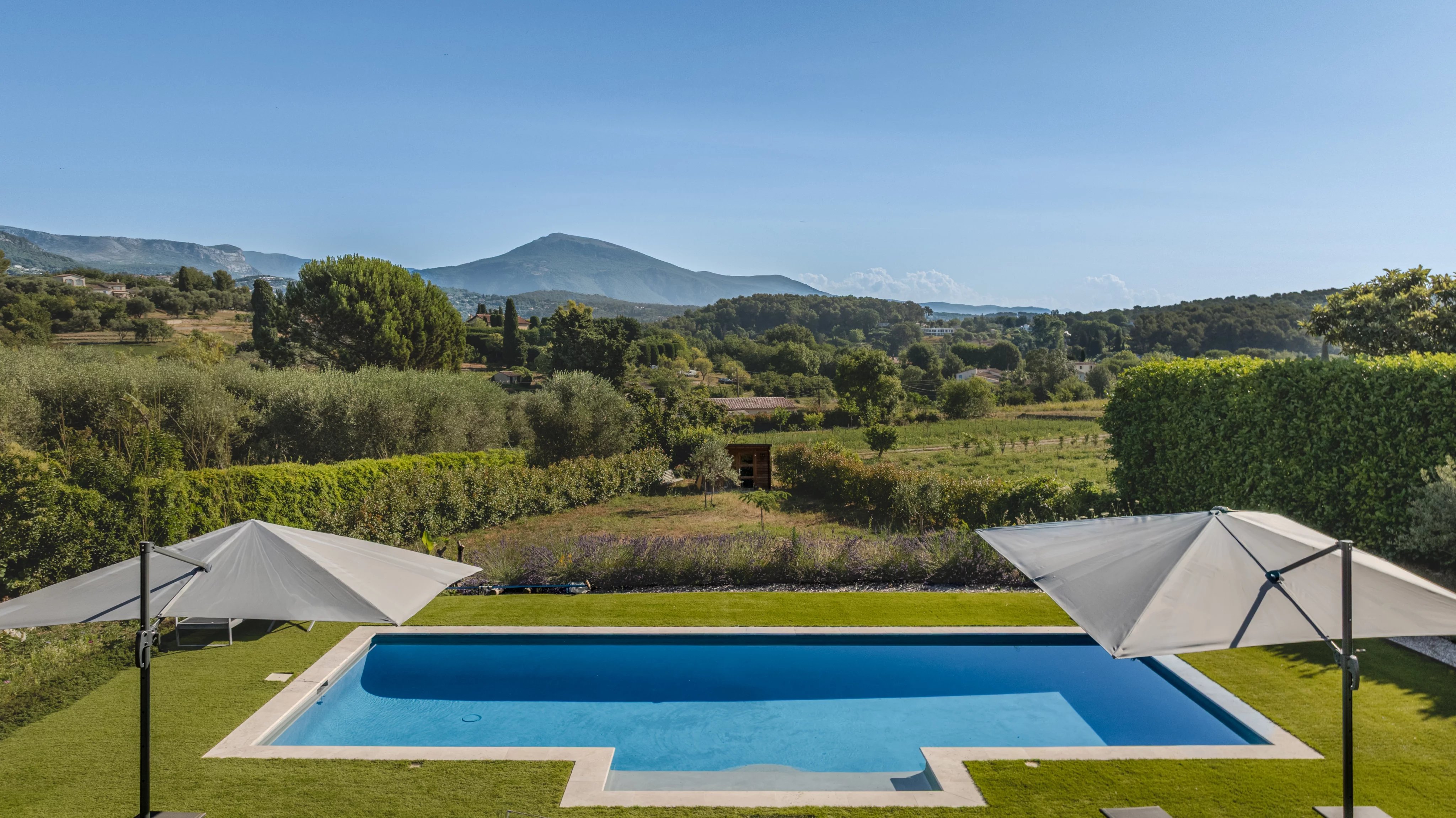 Propriété comprenant 2 villas avec vue panoramique, au calme et à pied des commerces