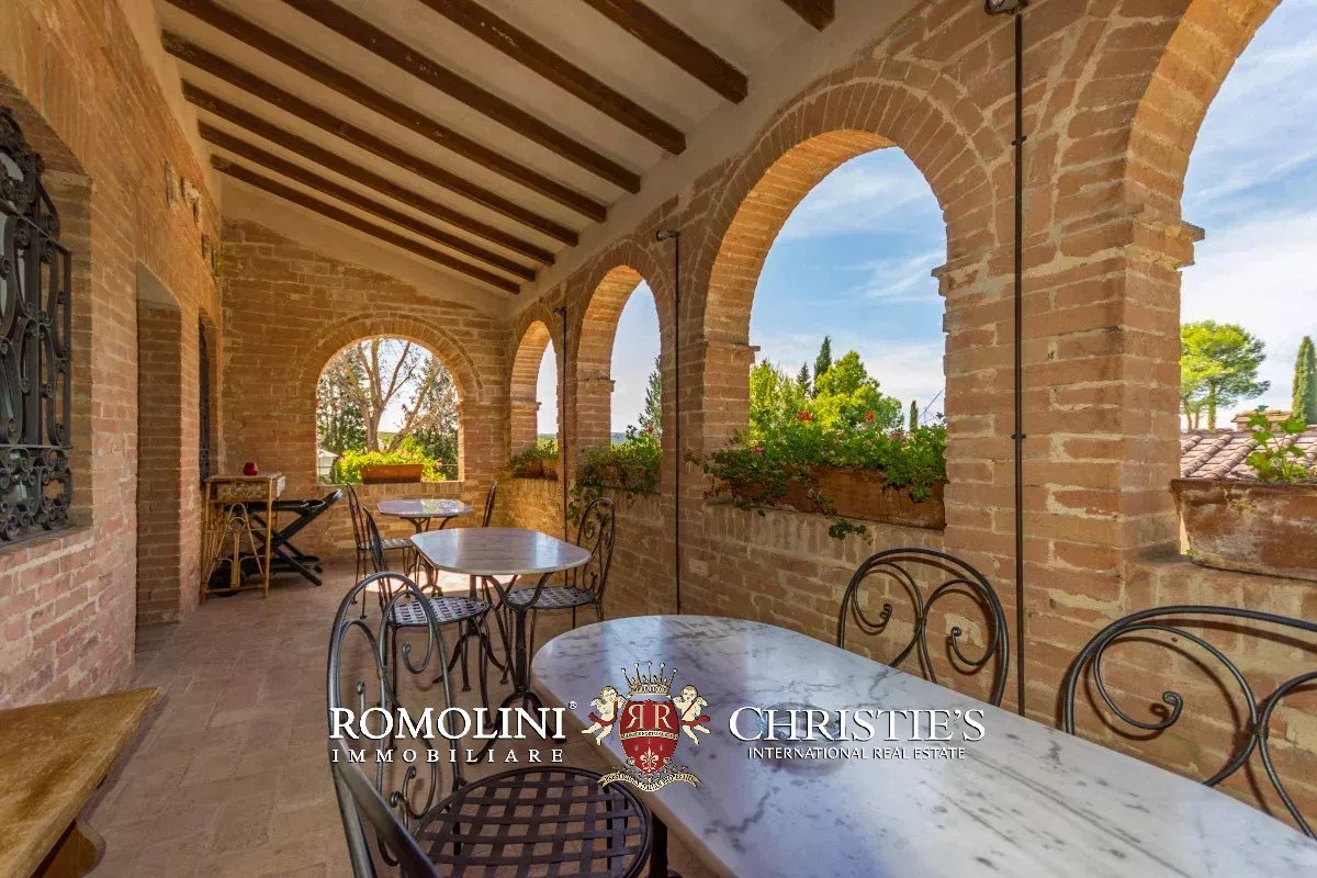 VILLA CON PISCINA E VIGNETO IN VENDITA A SIENA, TOSCANA