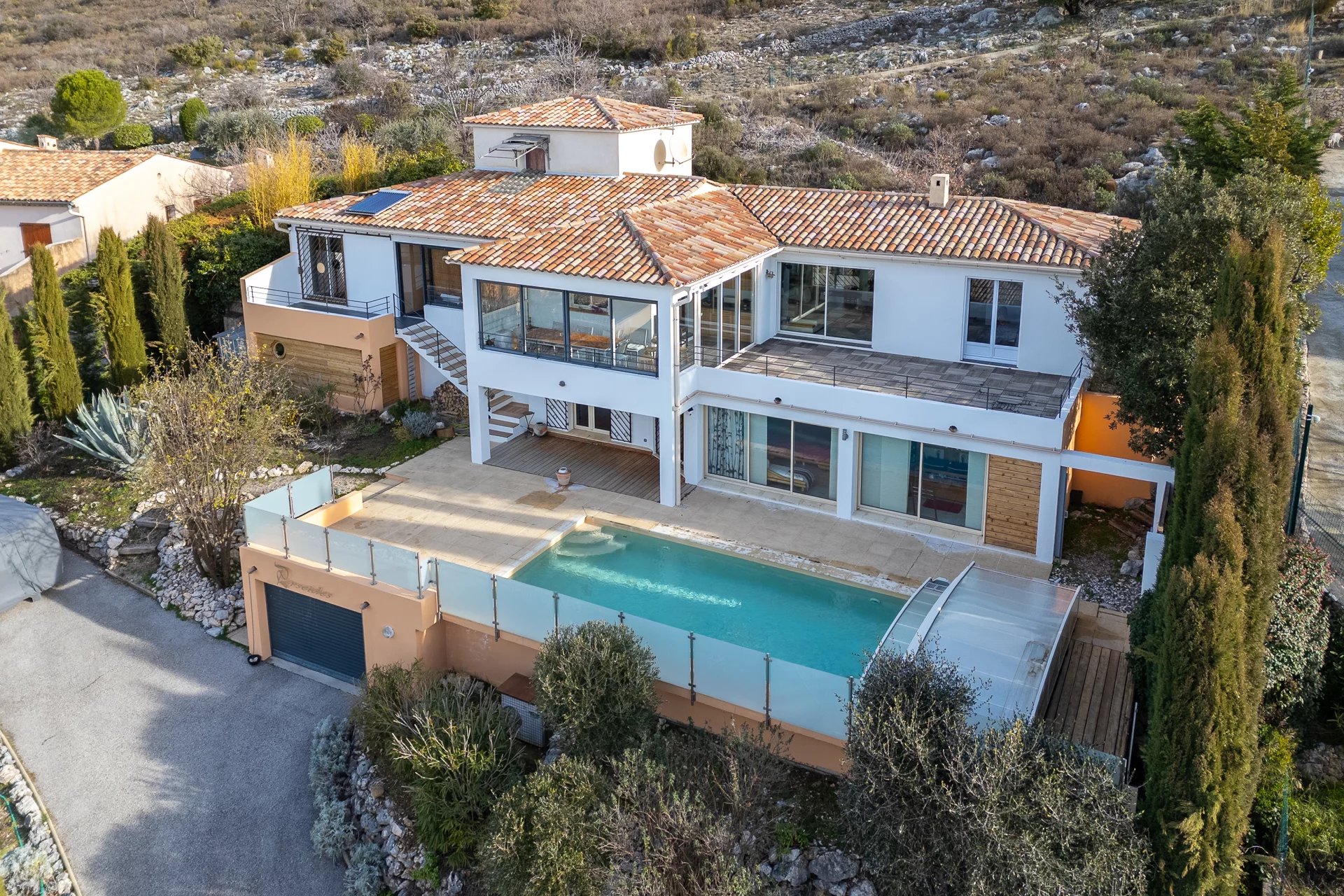 Elegant contemporary villa in a dominant position – Sea view on the horizon