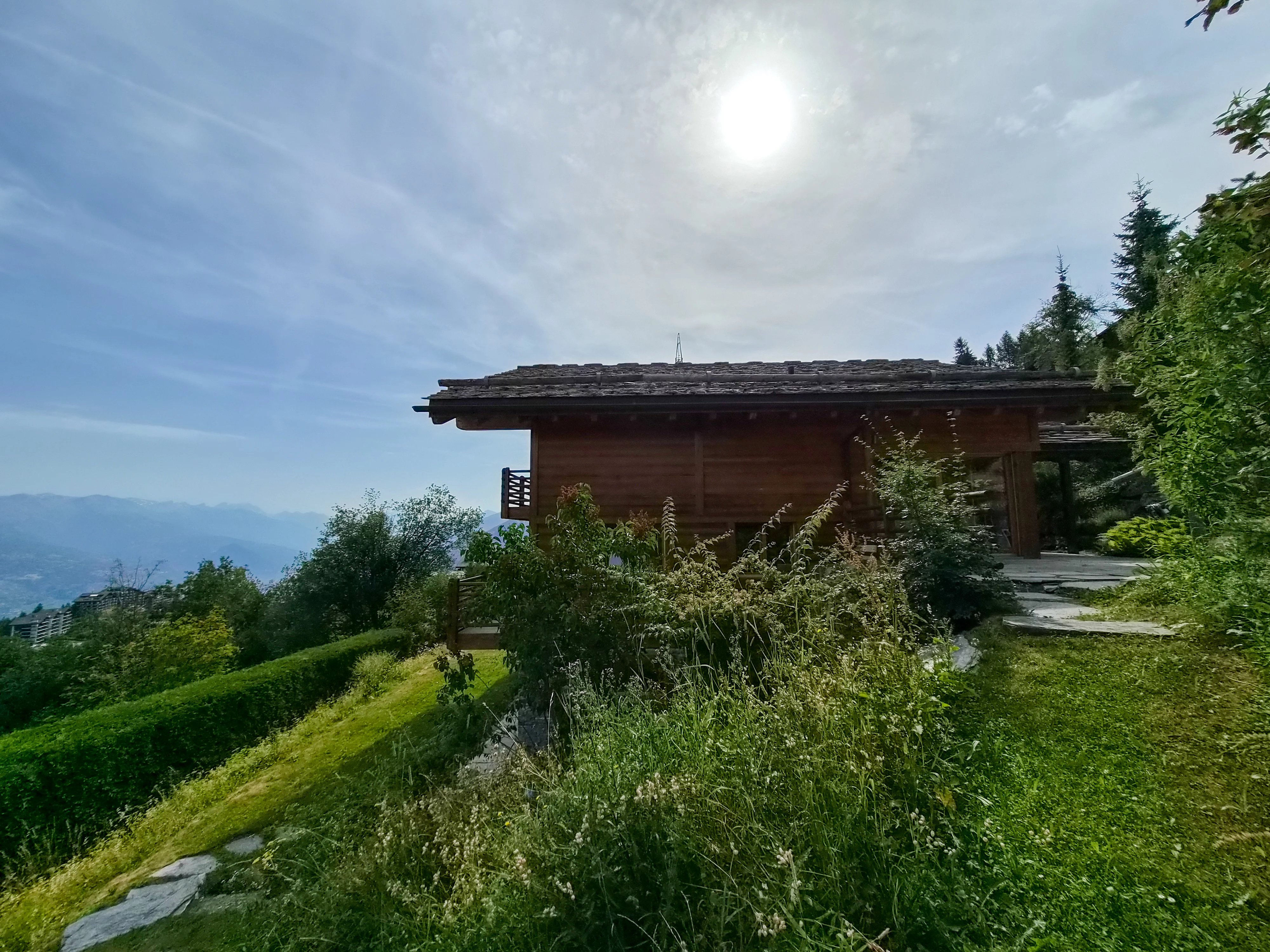 Chalet d'exception au bord du bisse et proche des pistes de skis, à Nendaz !