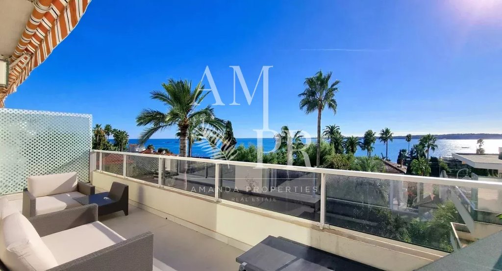 Apartment for sale in Cannes — EXCLUSIVE - CANNES BASSE CALIFORNIE - CHARMING 3-ROOM APARTMENT - PANORAMIC SEA VIEW - TOP FLOOR