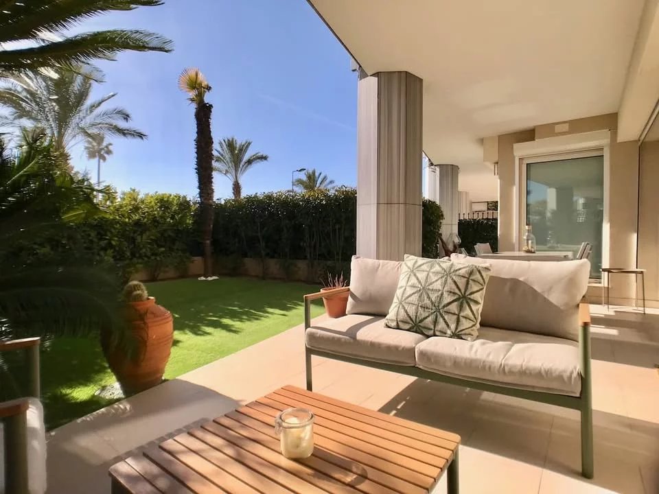 Golfe-Juan – Élégant appartement avec jardin, vaste terrasse et vue mer au sein d’une résidence de prestige