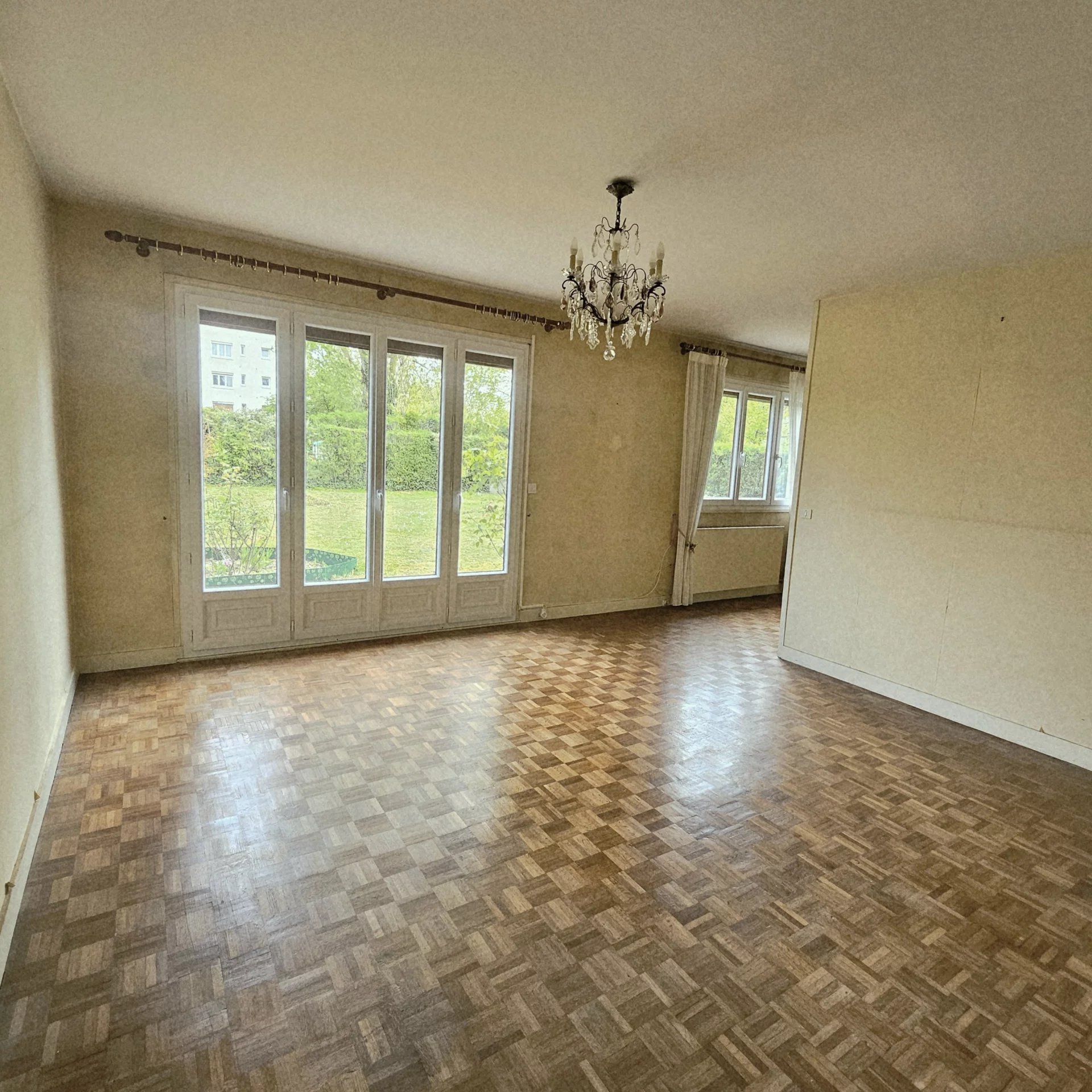 MAISON - 6 PIECES - ST GERMAIN LES ARPAJON - Image Array