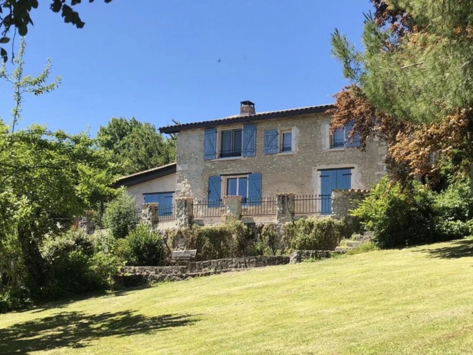 Belle et spacieuse propriété de quatre chambres avec piscine