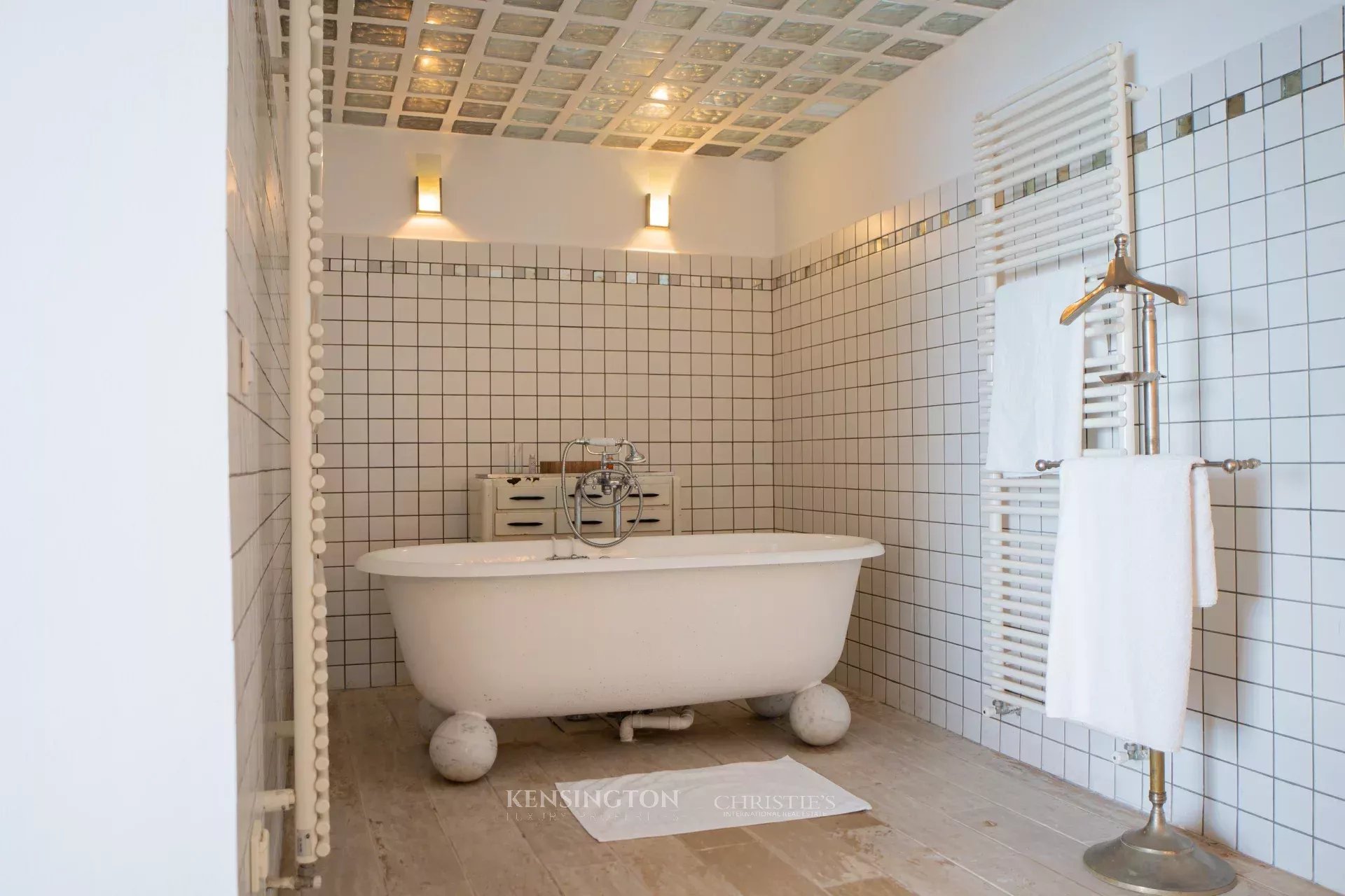6 Bedroom Villa/Townhouse's Image 23