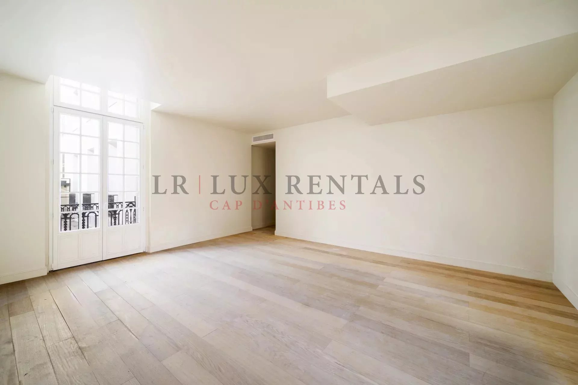 ANTIBES, IN THE HEART OF THE FAMOUS GRAND HOTEL, BEAUTIFUL 3-ROOM APARTMENT FOR SALE