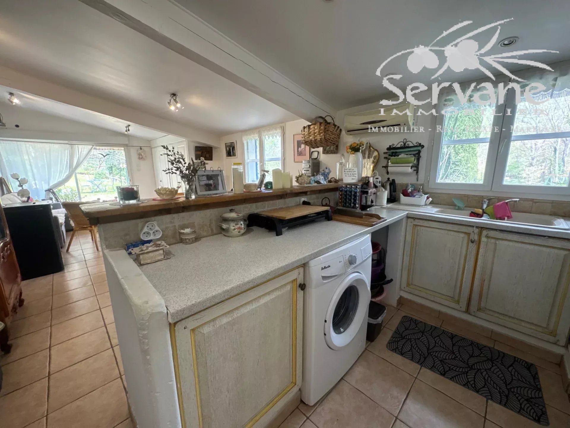 SALERNES Property with strong rental potential: 3 houses and a separate apartment