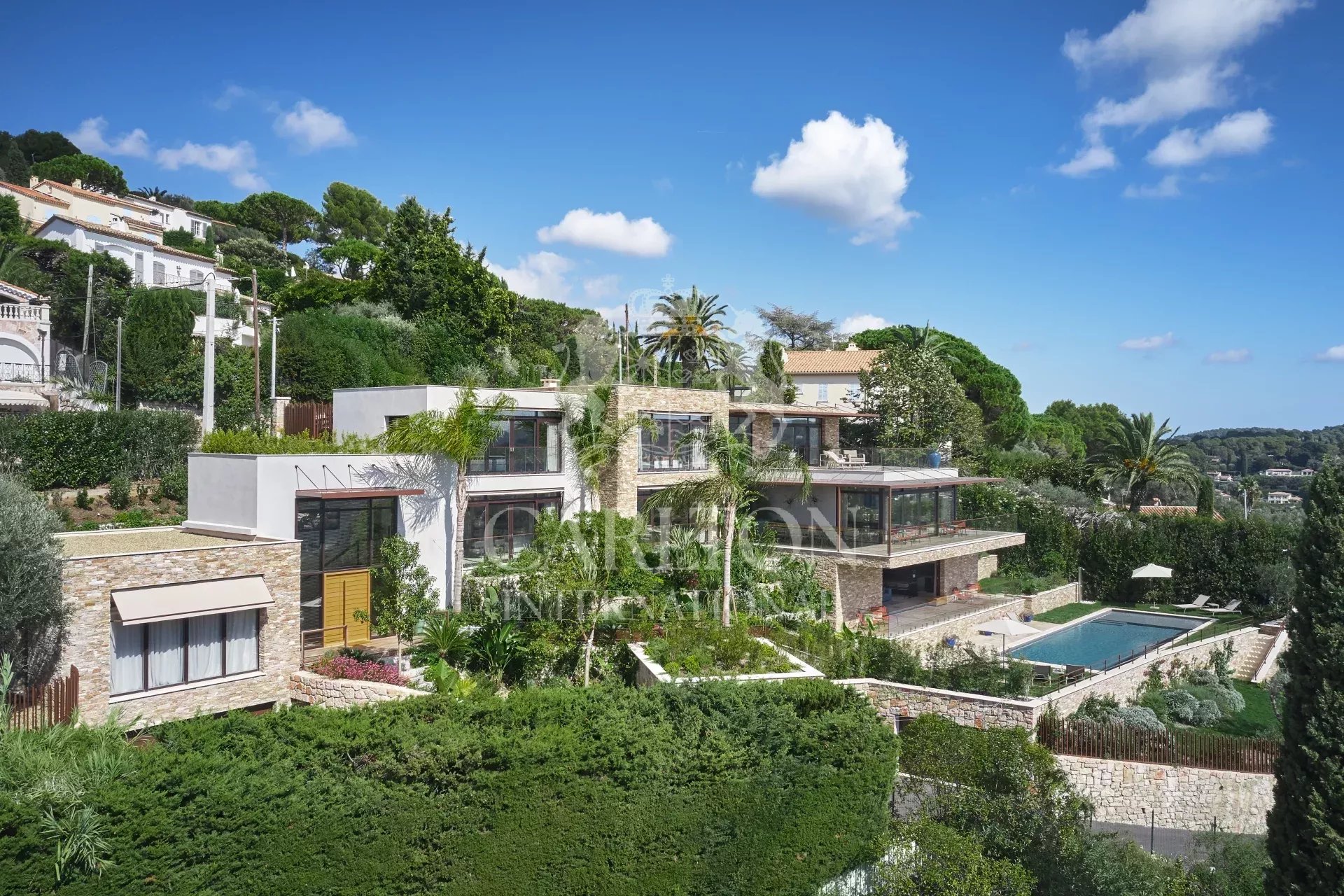 MOUGINS – Sublime propriété proche du vieux village, vue panoramique à couper le souffle