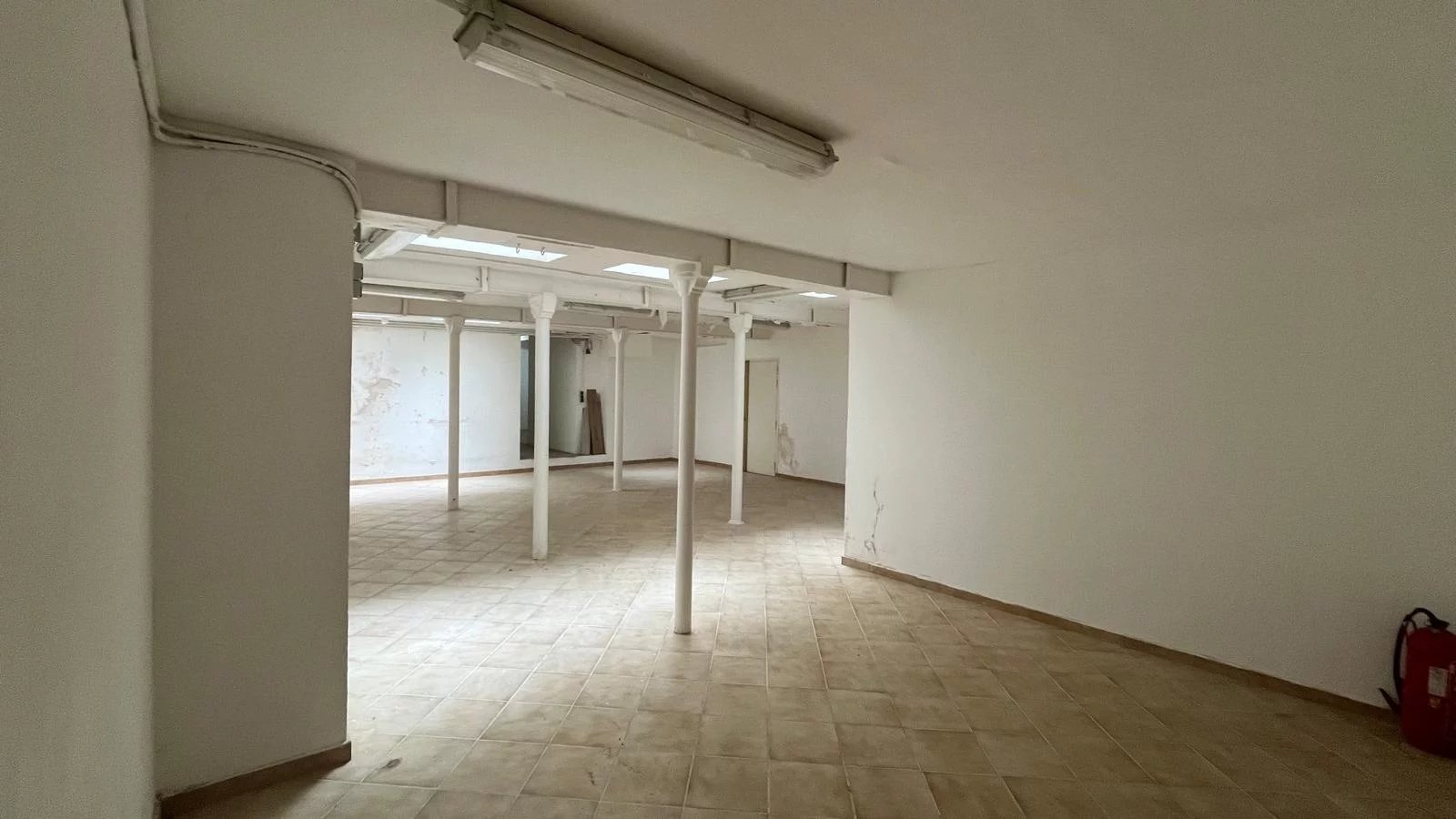 VOLTAIRE - Paris 11 ème Local de 151 m² à vendre dans une cour classée