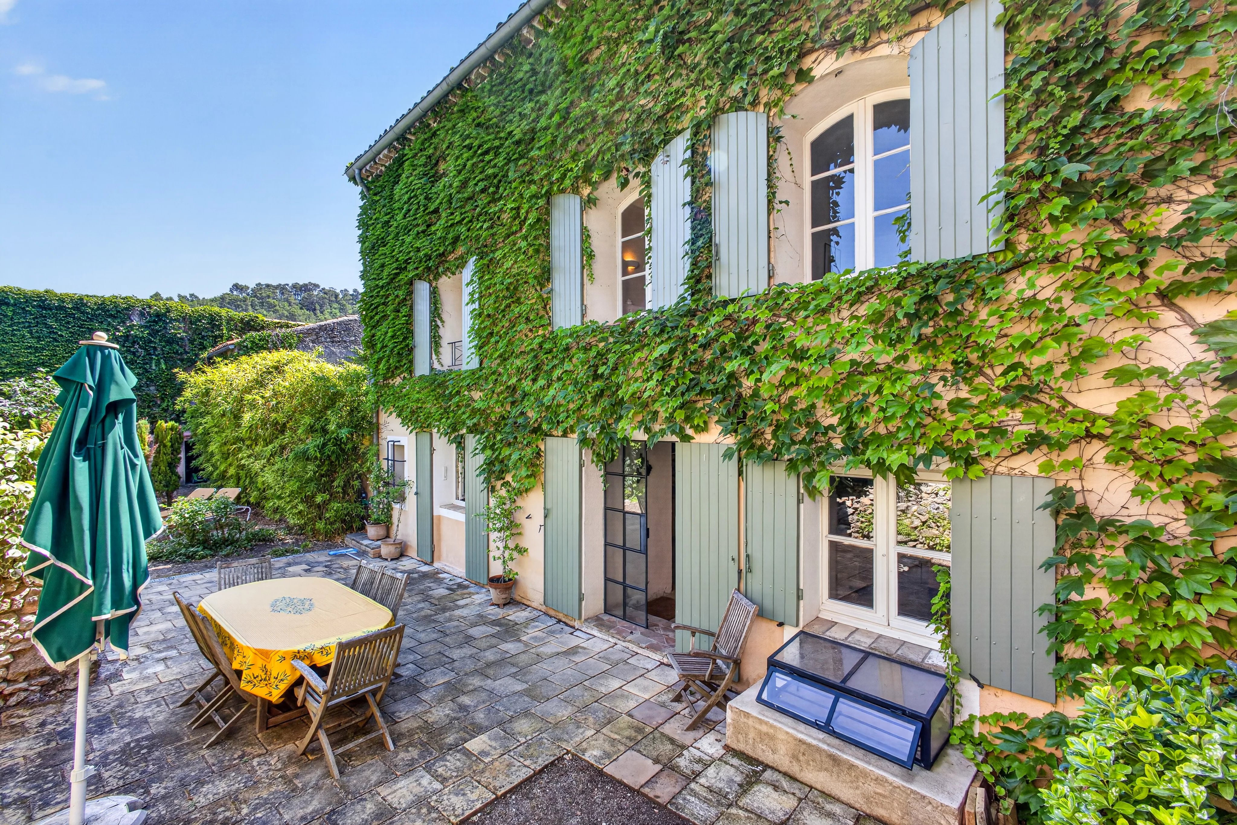 VARAGES : Exceptionnelle demeure du XVIIe siècle restaurée avec 6 chambres, 6 salles de bains, garage et piscine