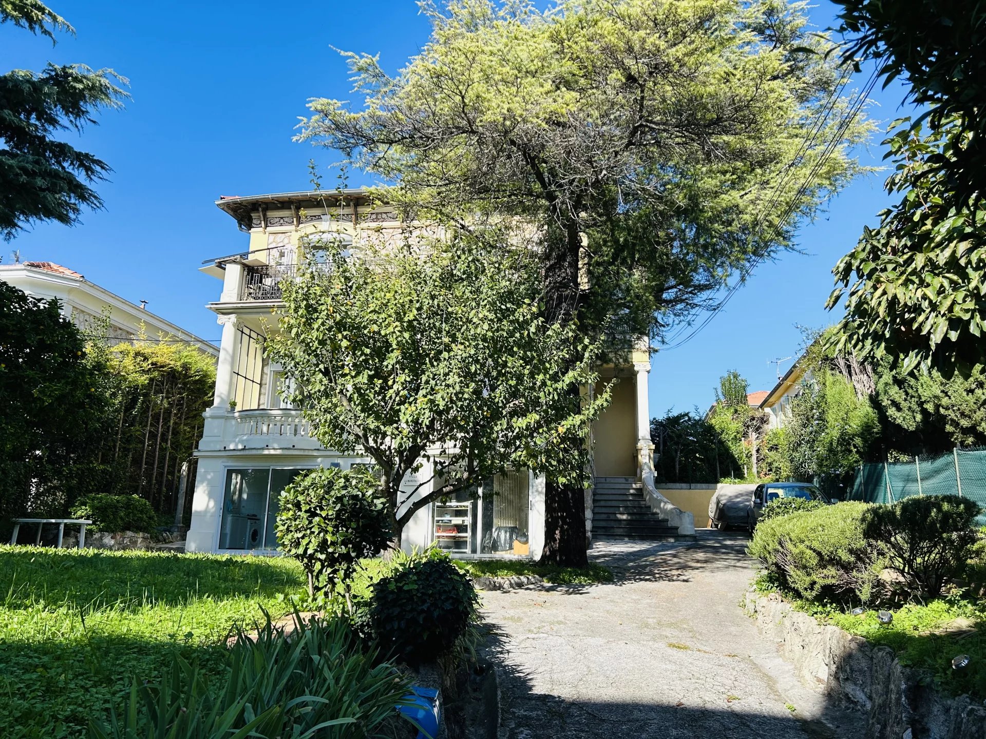 studio en rez de jardin dans une villa