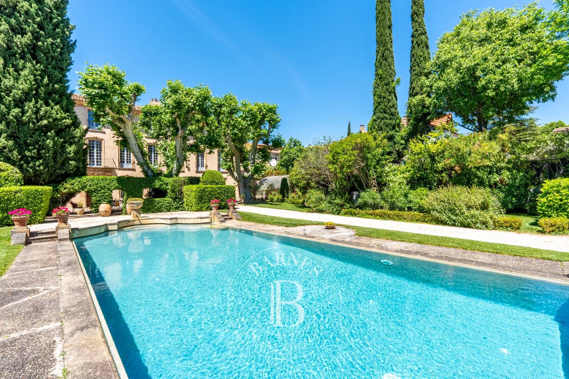 AIX-EN-PROVENCE – DOWNTOWN – 17TH-CENTURY BASTIDE – 5,382 SQ. FT. – 2 INDEPENDENT HOUSES – SWIMMING POOL – GARAGES – 30,677 SQ. FT. GARDEN