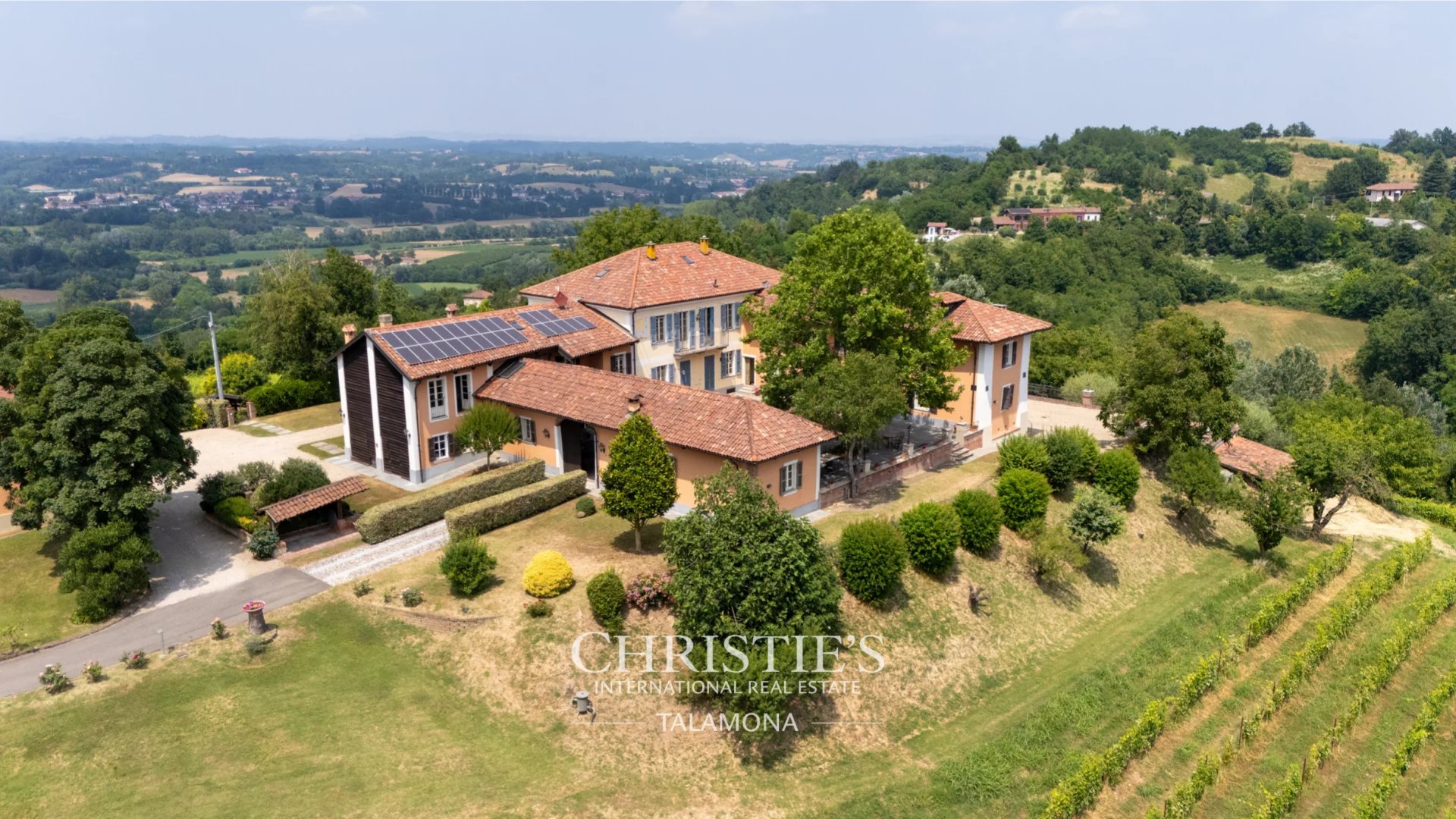 12 Bedroom Vineyard's Image 4