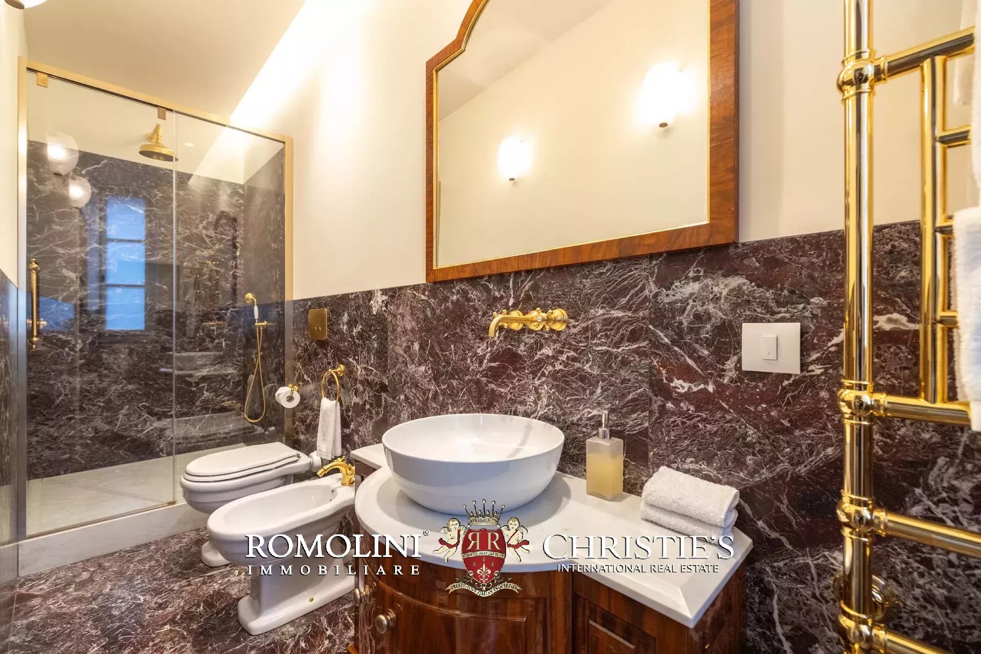 PRACHTVOLLER RESTAURIERTER PALAZZO MIT BLICK AUF DAS HISTORISCHE ZENTRUM VON FLORENZ ZU VERKAUFEN