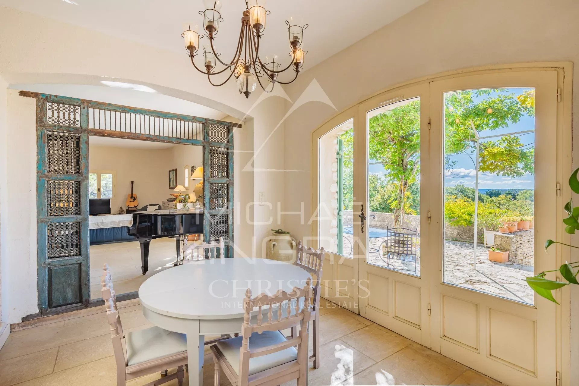 6 Bedroom Villa/Townhouse's Image 3
