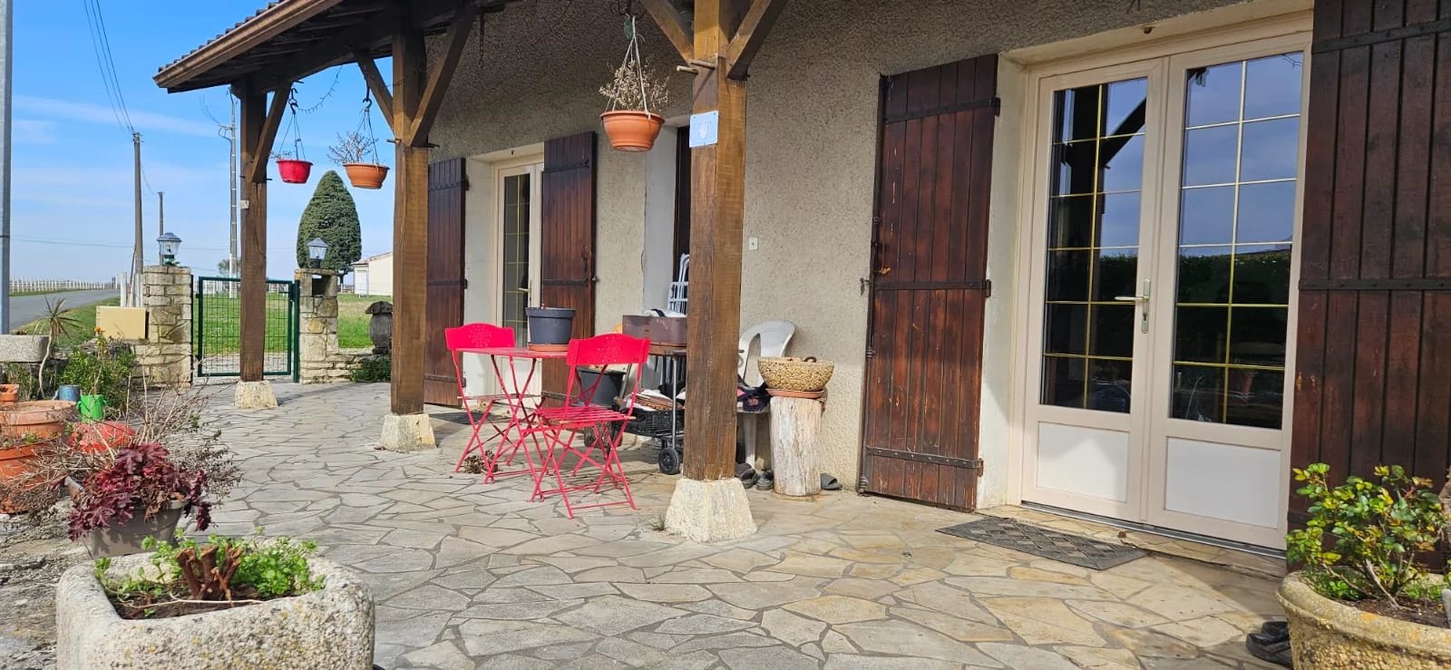 Maison de 135 m² avec 110 m² de dépendances et 3000 m² de terrain