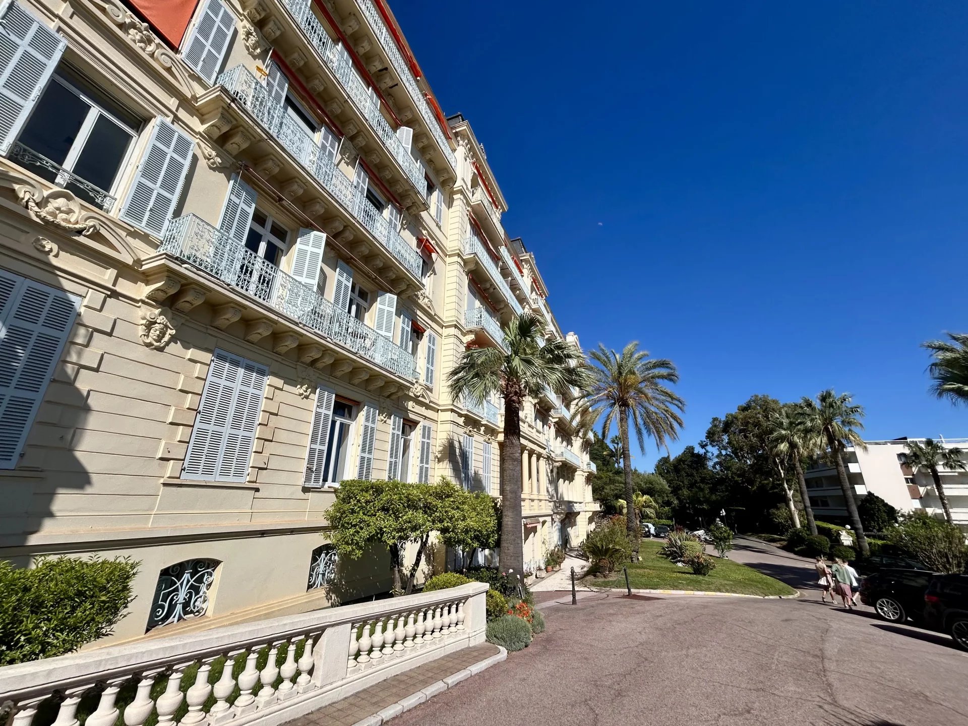 Elegant 3-Bedroom Apartment with Sea View in Cannes