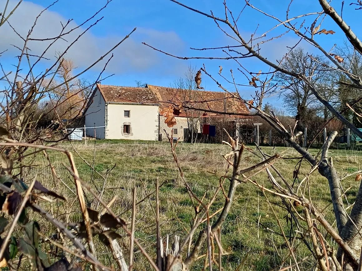 For sale in the Creuse, a house and barn, plot of 2,5 acres