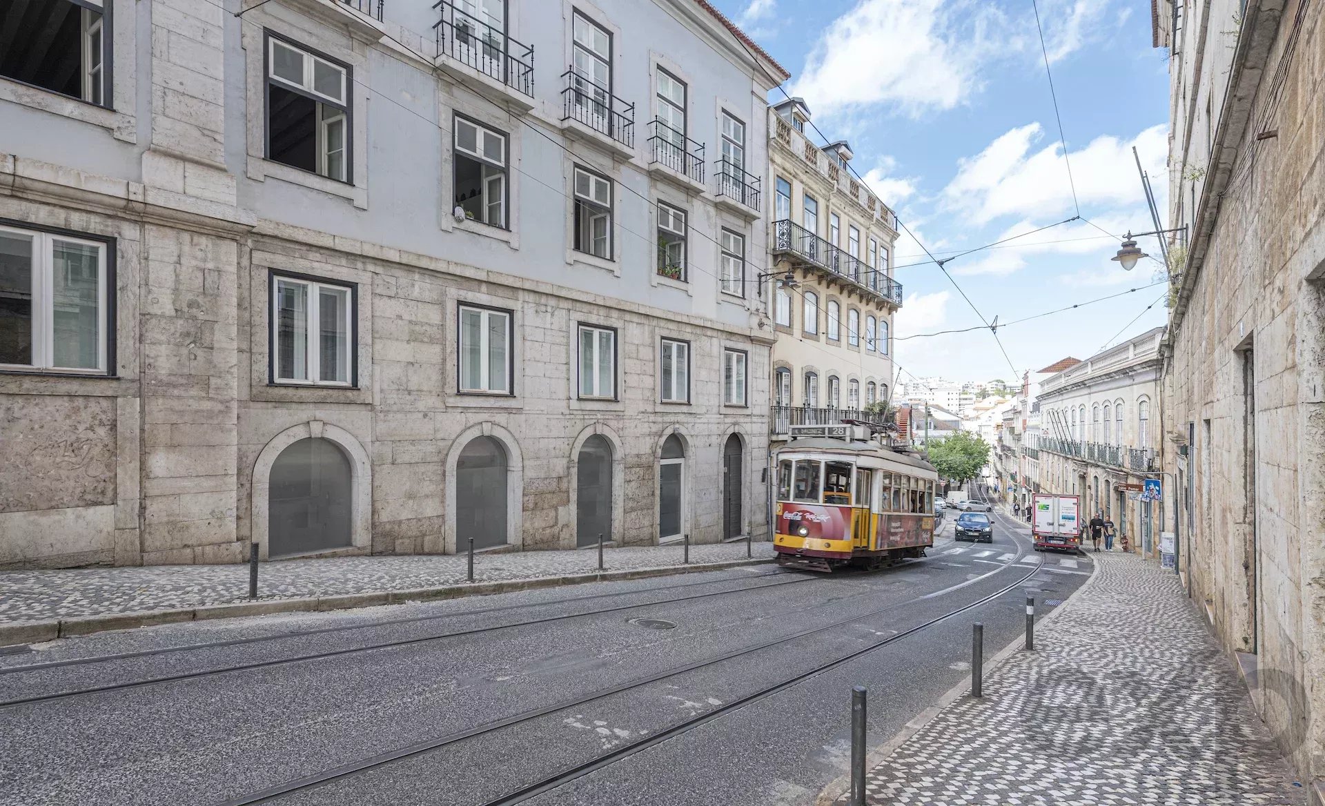 Prestigious shop adjacent to Chiado 87016877 image 2
