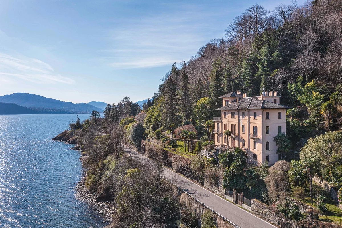 Historische Villa mit Blick auf den Lago Maggiore mit Strand und Dock zu verkaufen