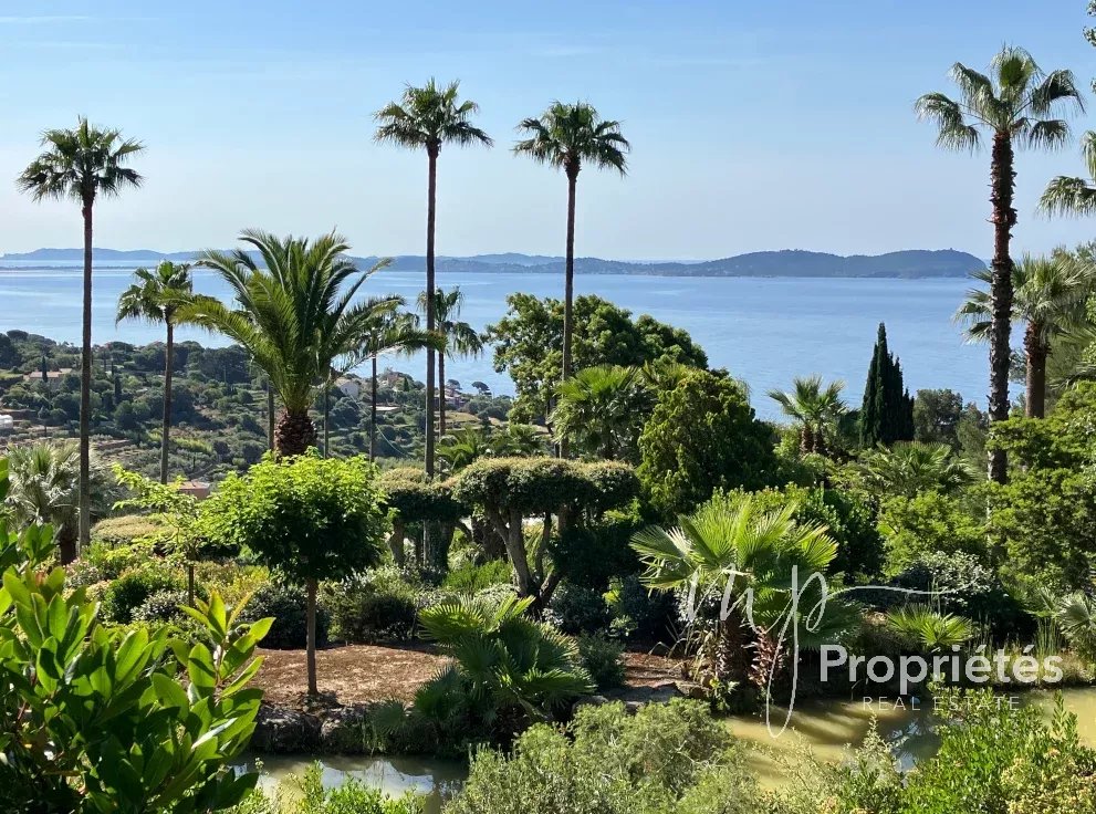 CARQUEIRANNE Magnificent 180° sea view property with swimming pool