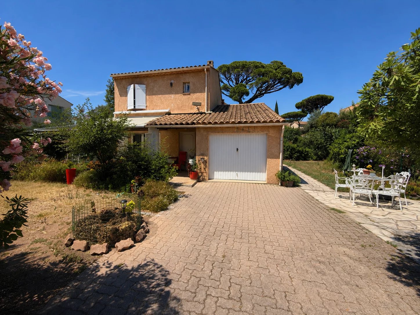Villa au calme avec beau potentiel — Fréjus limitrophe Saint-Raphaël
