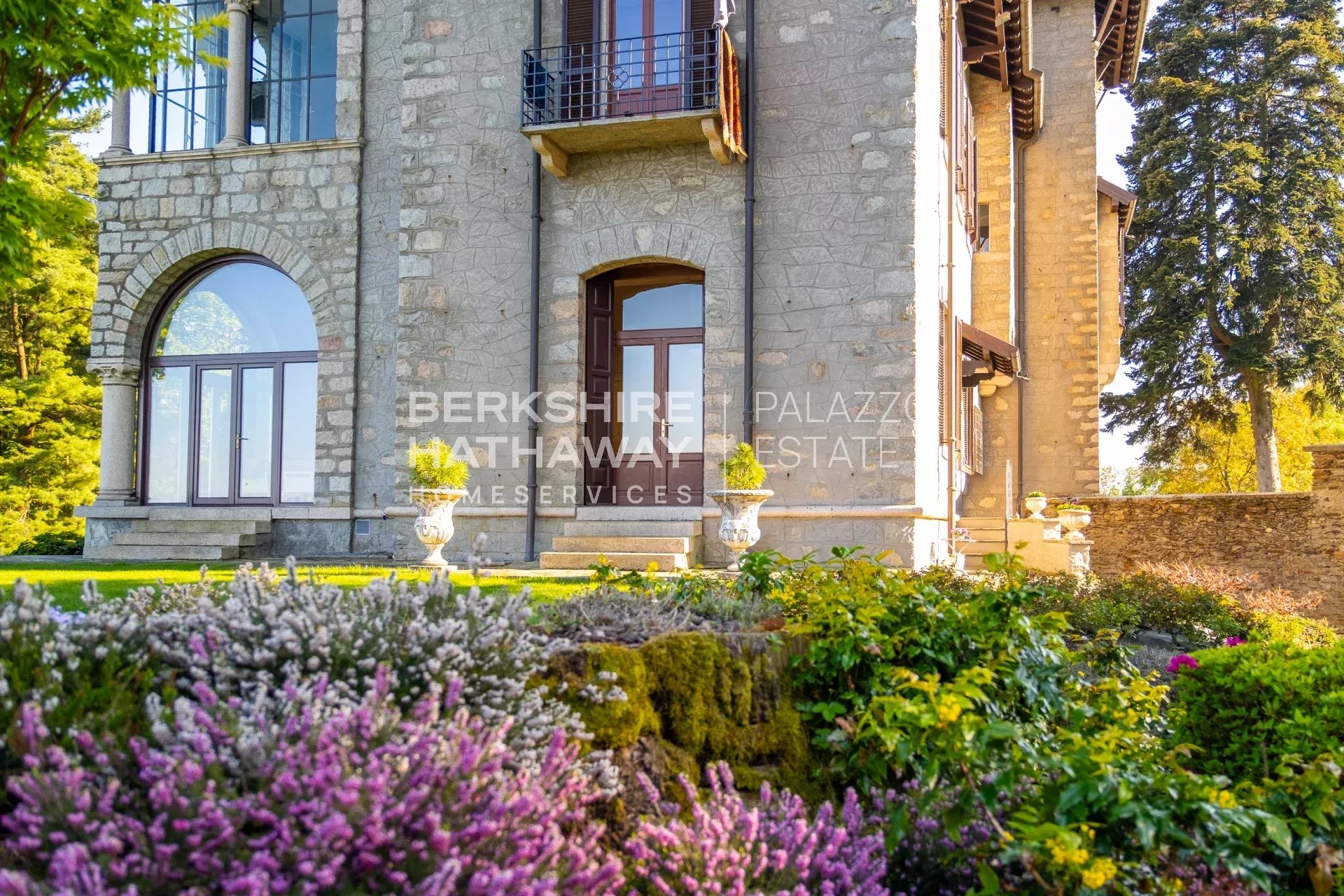 Historic Panoramic Villa with Botanical Park and Lake View