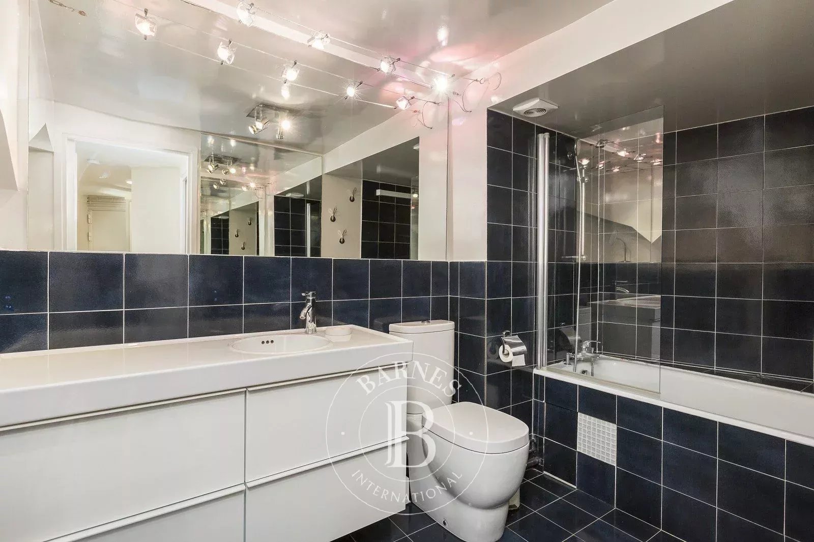 Paris 6 - Théâtre de l'Odéon - spacious renovated two-room apartment - unobstructed views - ideal pied-a-terre - picture 9