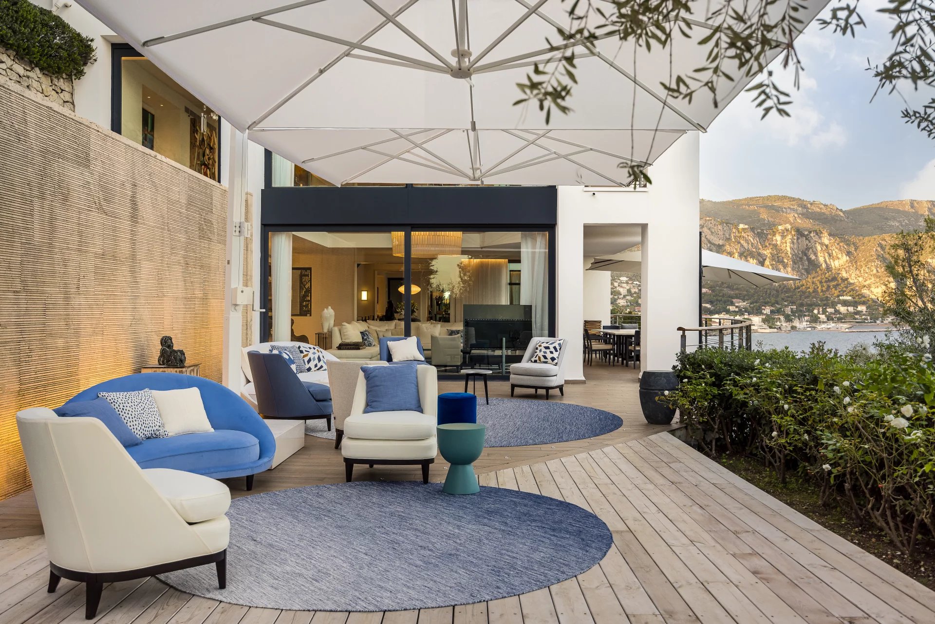 Contemporary 5-bedroom villa with panoramic view