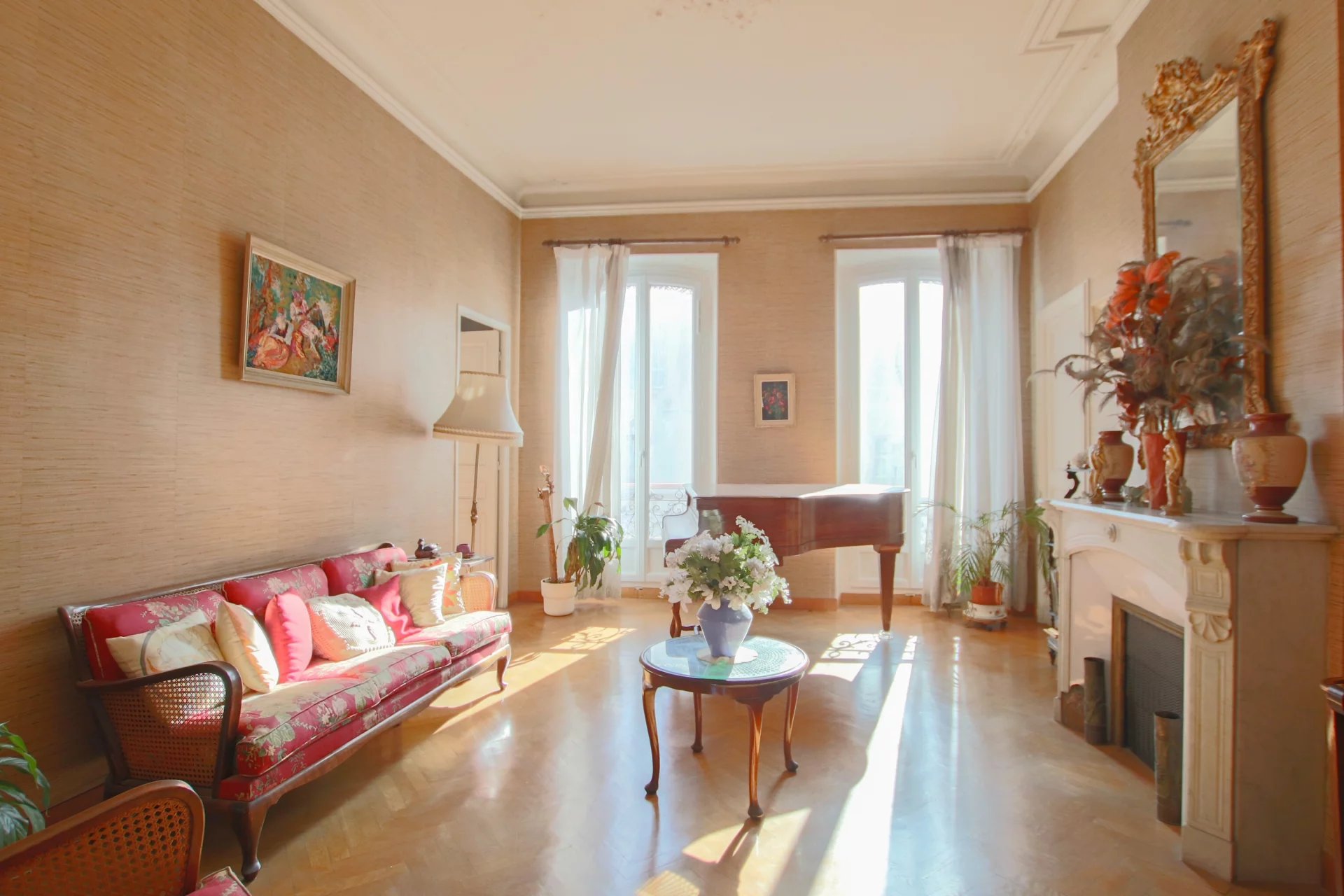 Castellane - Agréable T6  de 149m² situé au 2ème étage sans ascenseur d'un immeuble de belle facture.