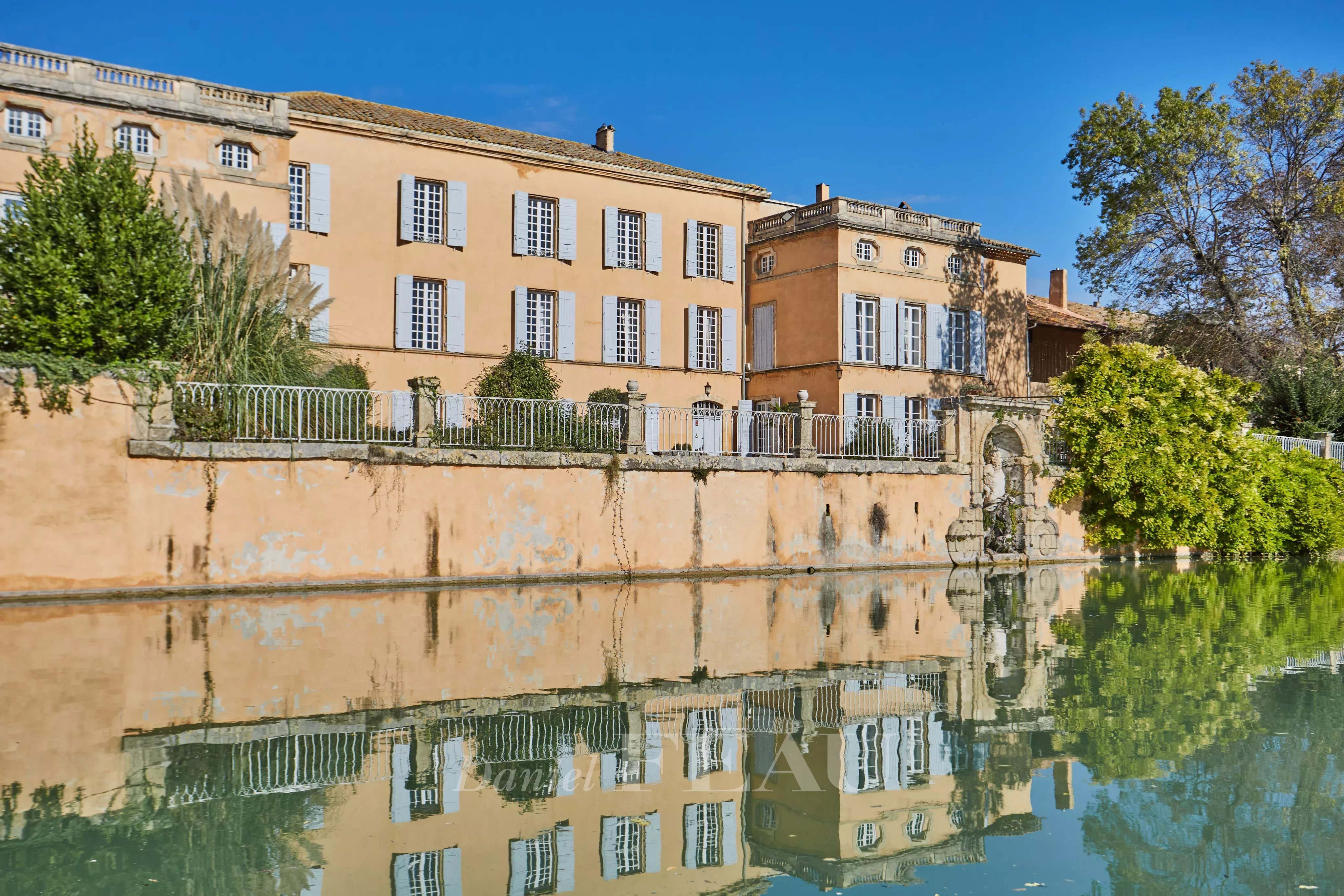 Campagne d'Aix en Provence -  Bastide du XVIIIème siècle et ses dépendances