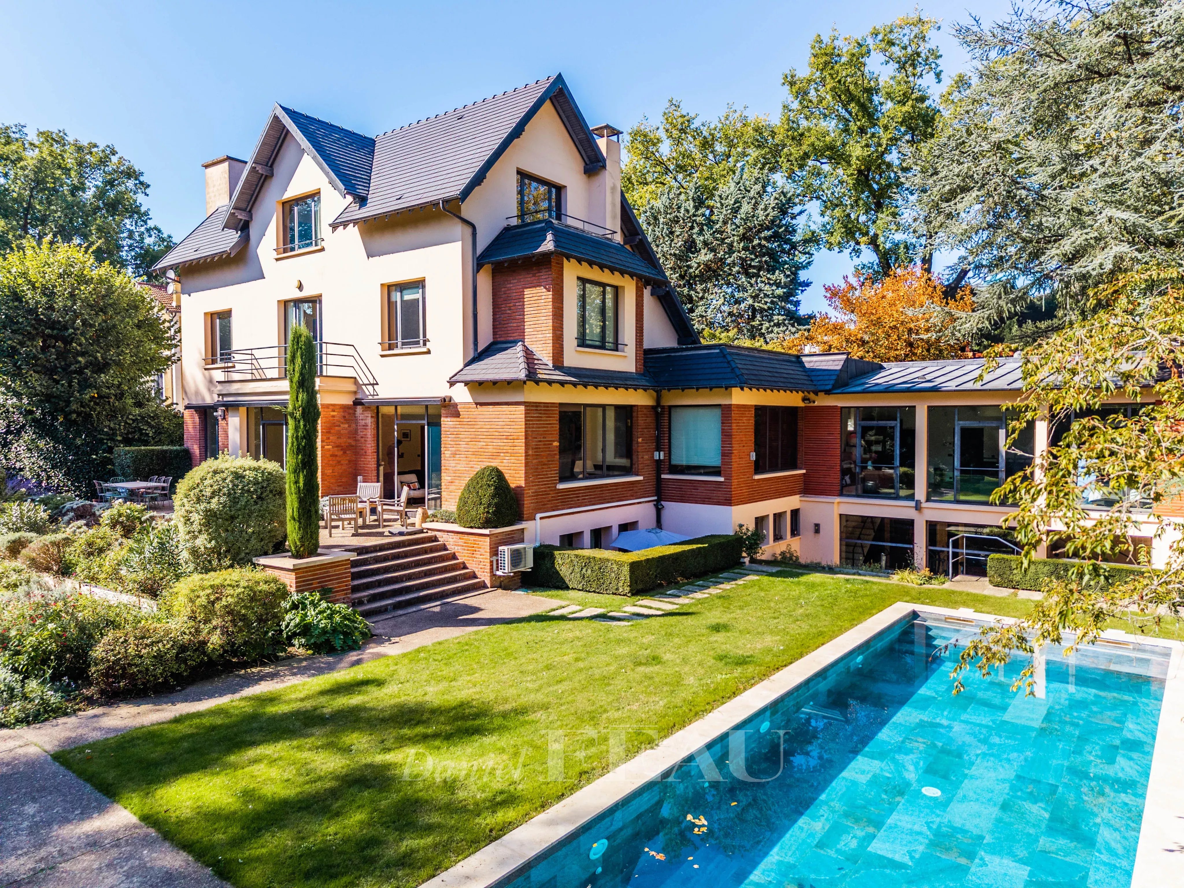 Garches - Maison de maître avec piscine.