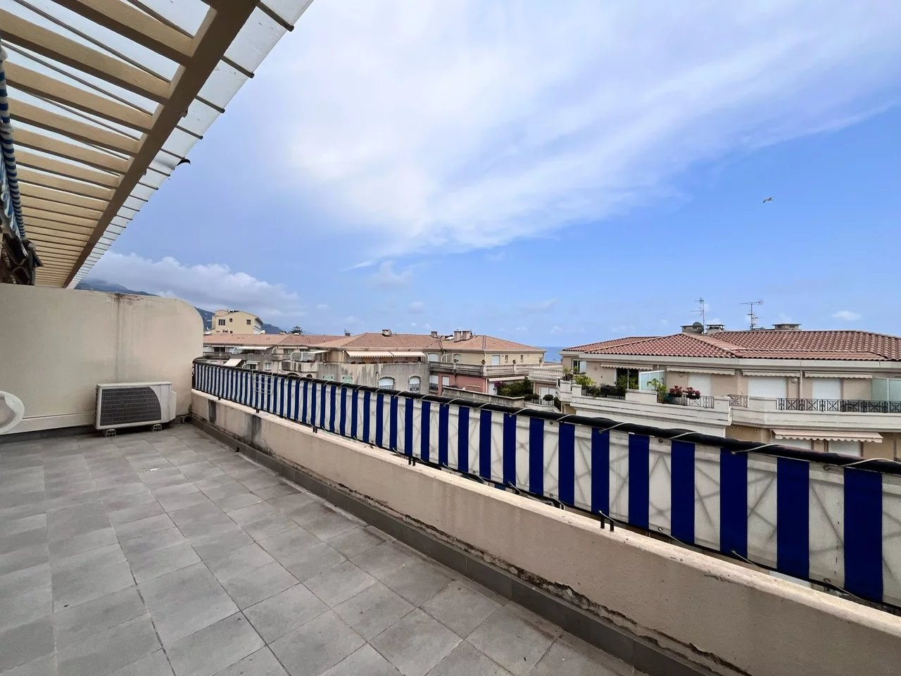 Superbe 2 pièces en dernier étage, plein centre de Menton