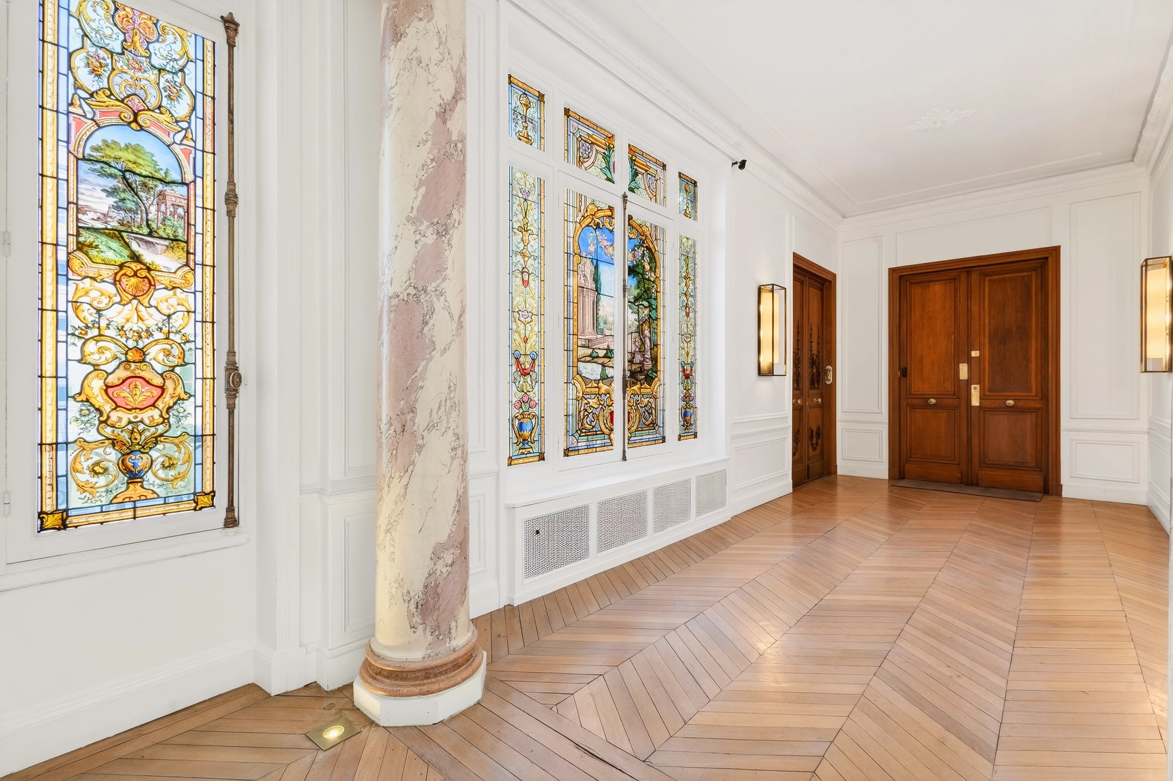 AVENUE FOCH - EXCEPTIONAL SOUTH-FACING APARTMENT WITH SPECTACULAR VOLUMES