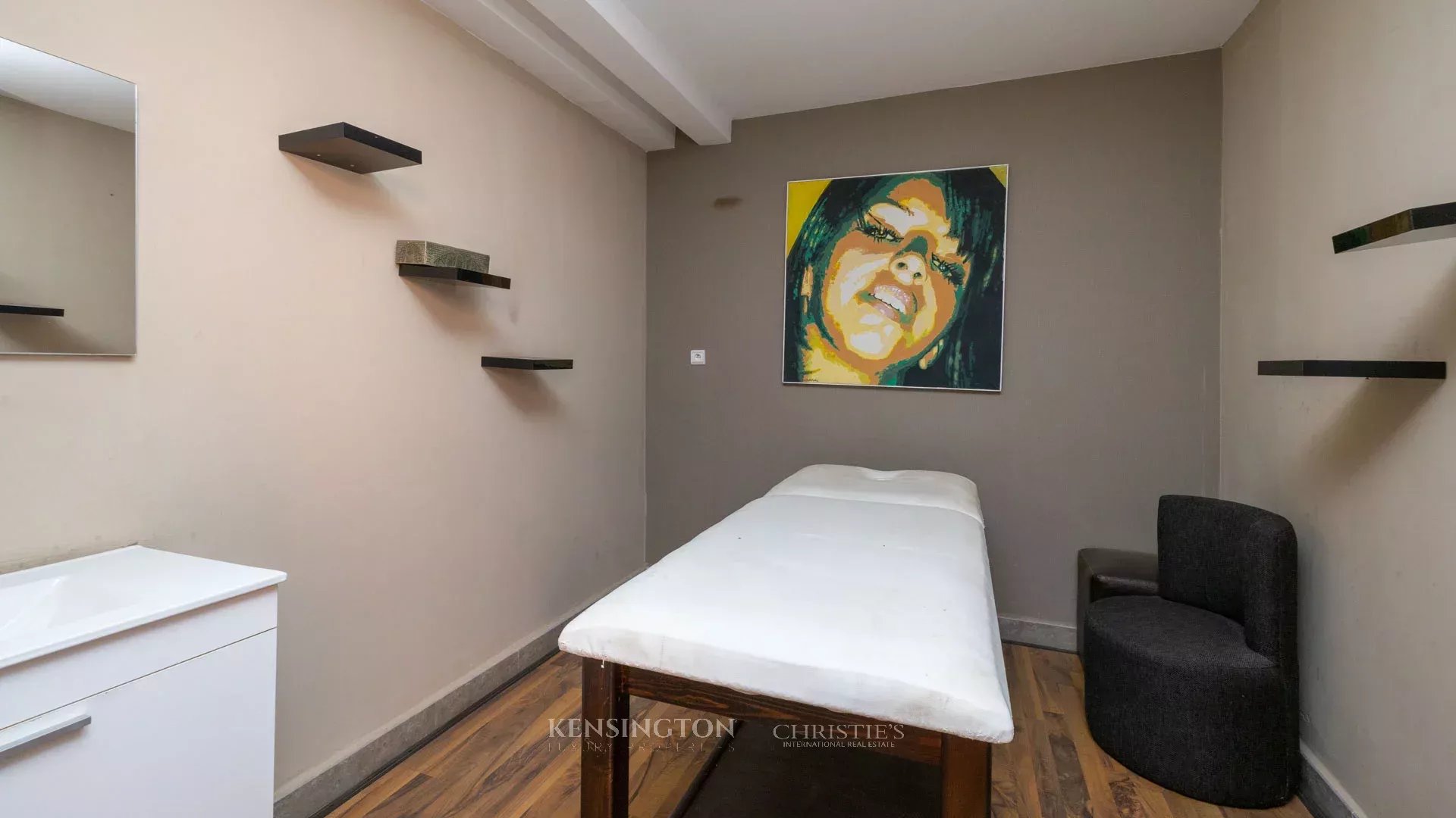 11 Bedroom Villa/Townhouse's Image 44