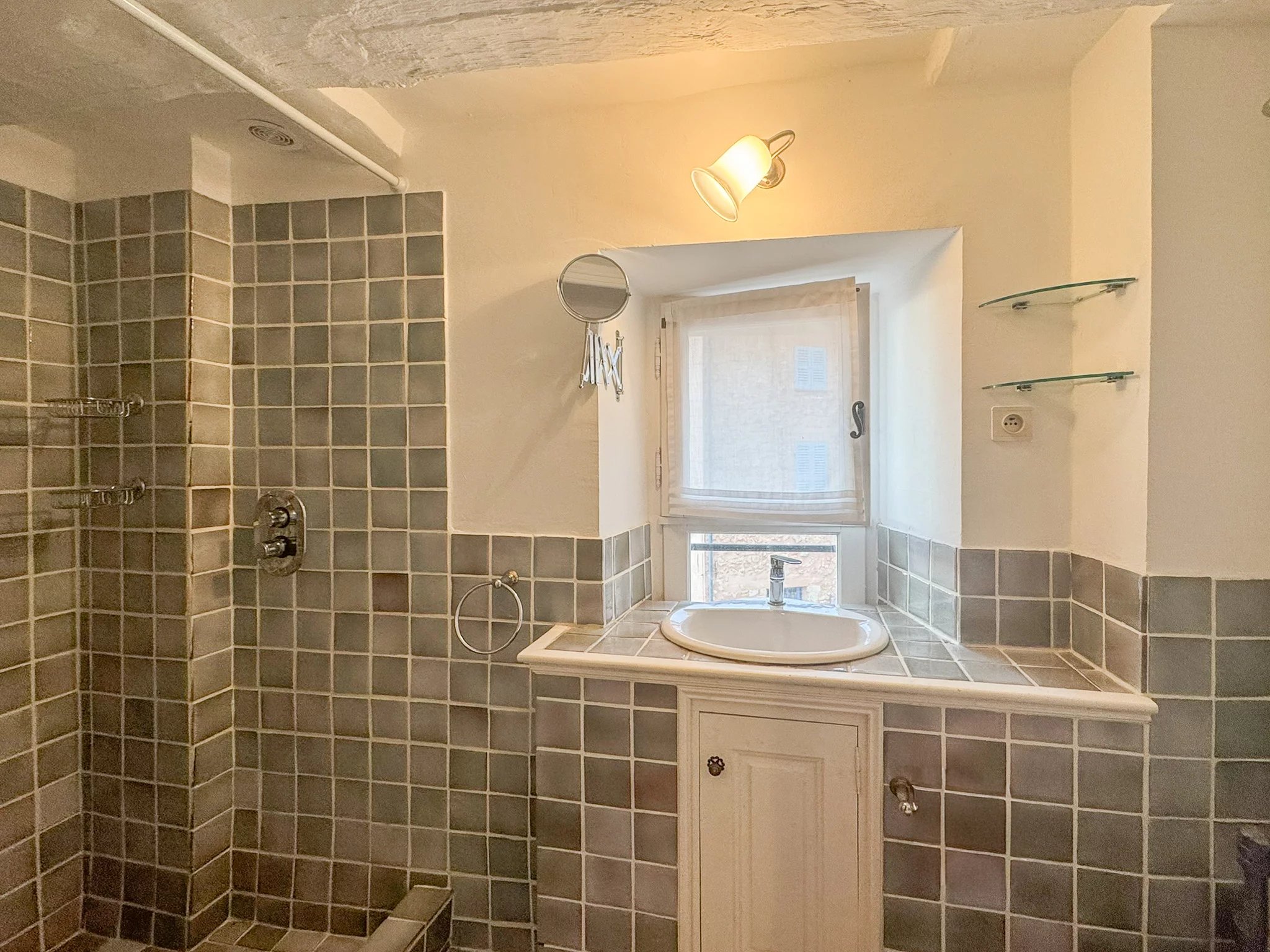 Charmante maison de village vue mer panoramique à Chateauneuf -Grasse. Un véritable rêve!