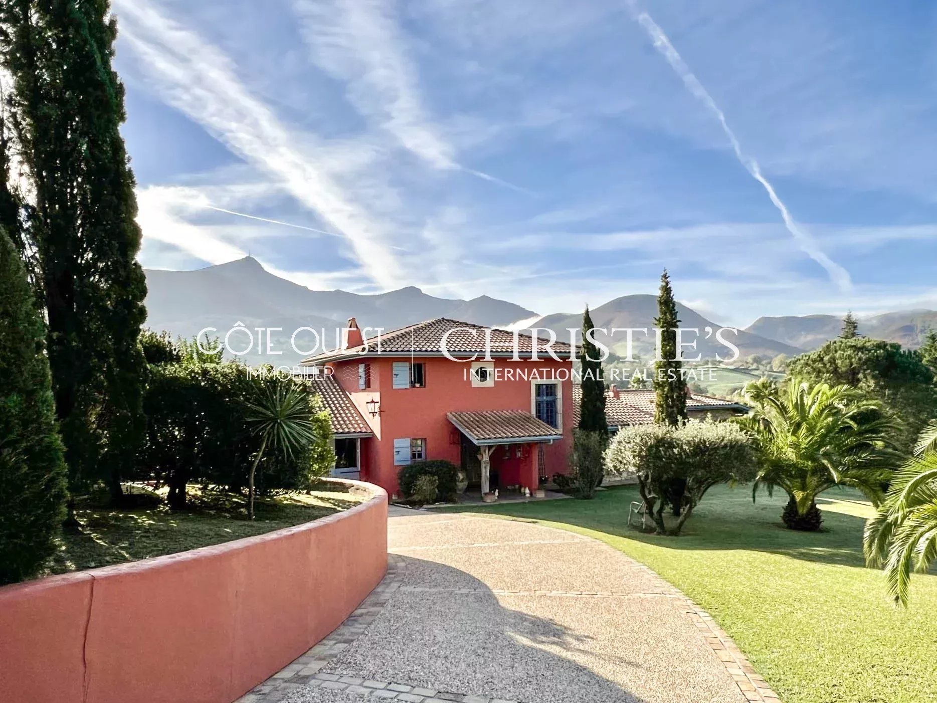 For sale Urrugne - A villa with a swimming pool