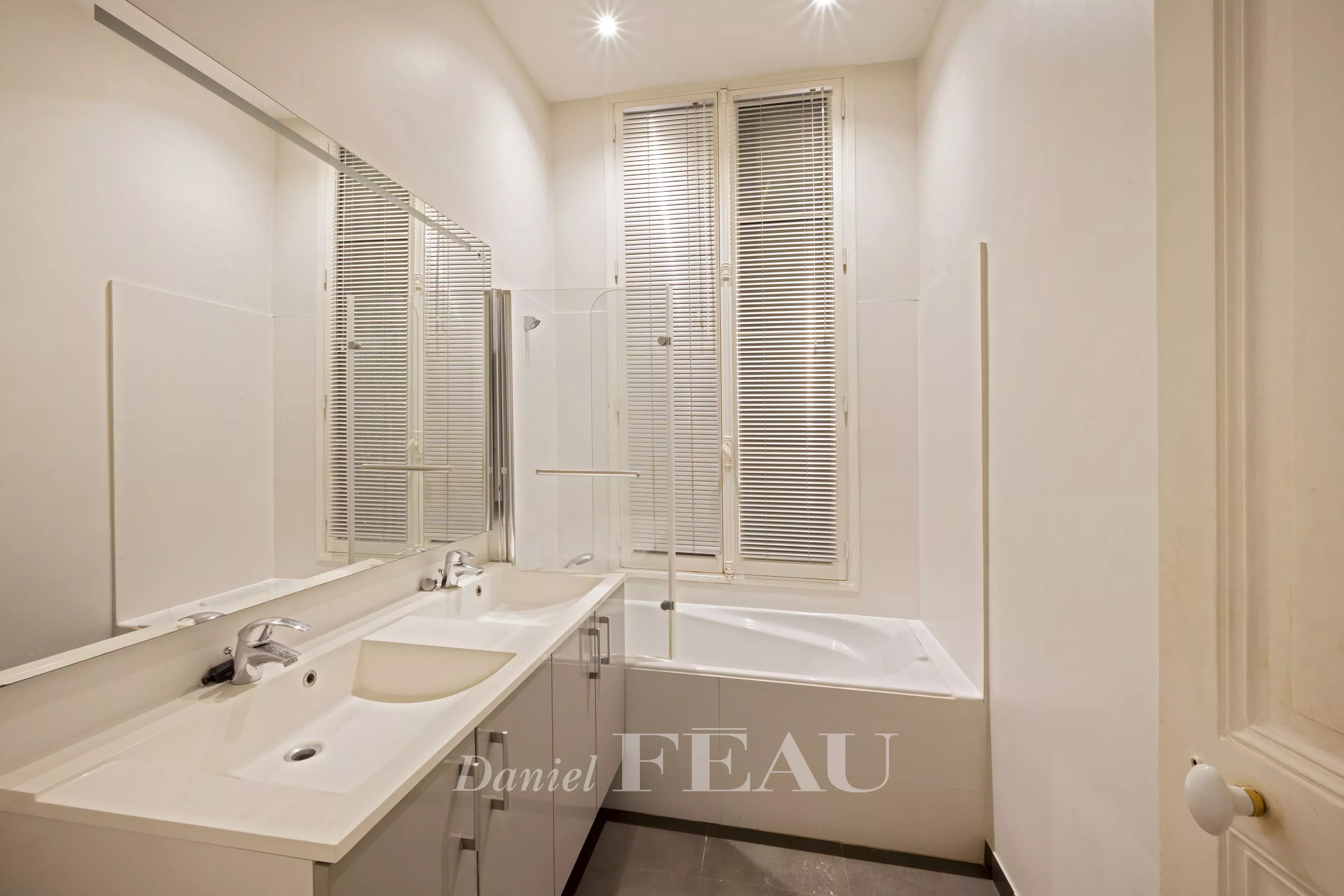 SALLE DE BAINS AVEC WC