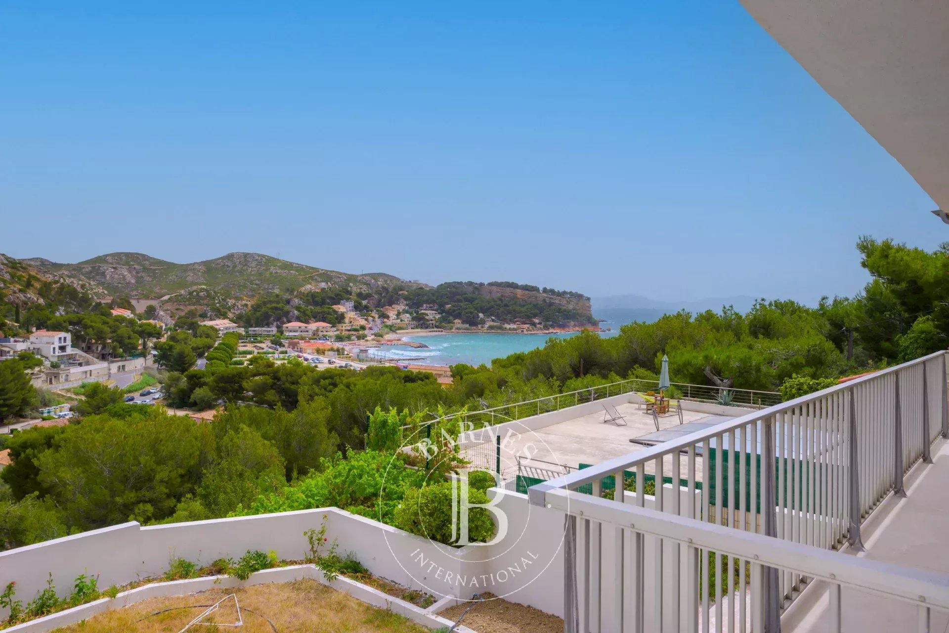 Beautiful Renovated Duplex with Stunning Views of the Hills and Sea